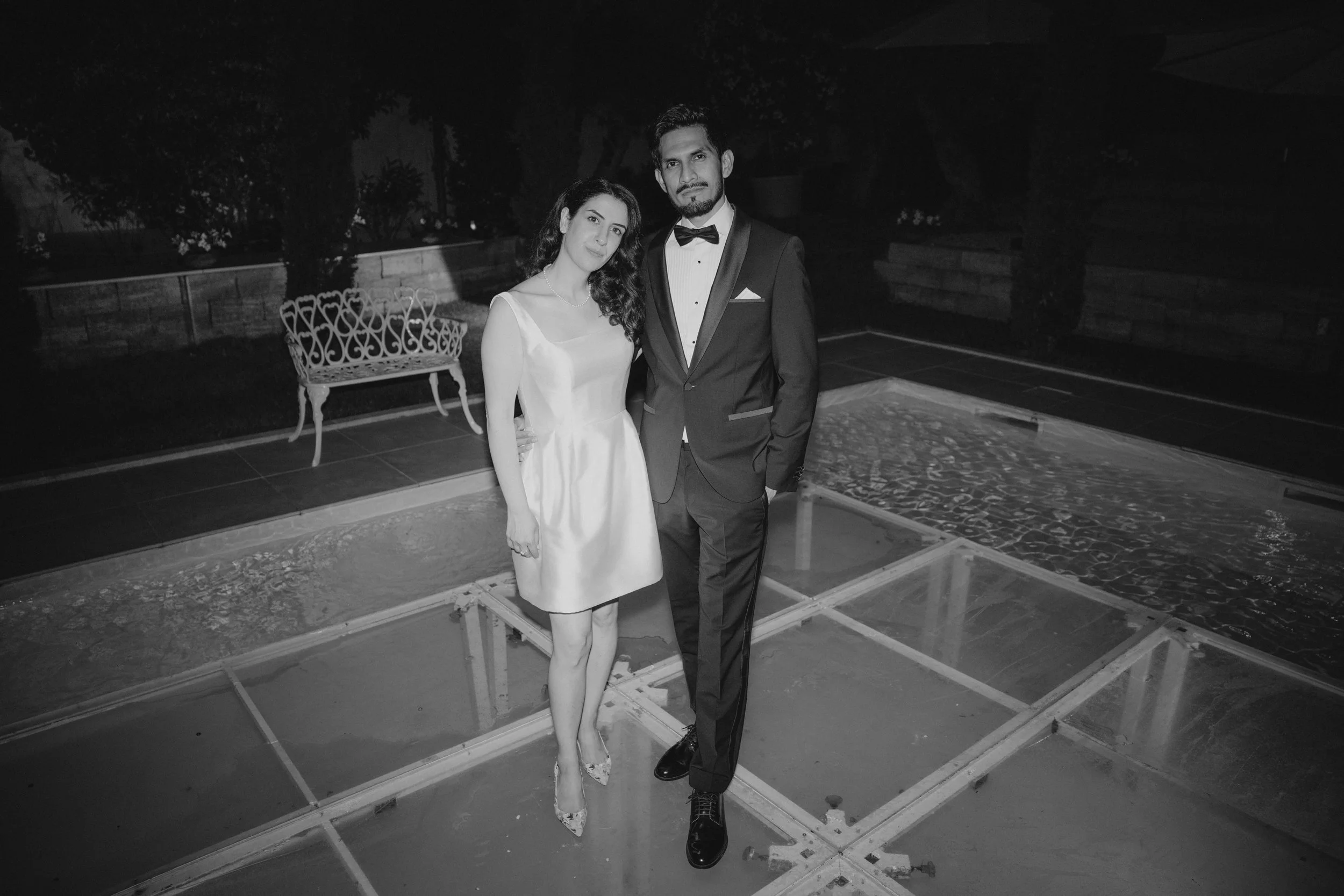 As the evening unfolds, the elegant wedding celebration continues with a beautifully styled dinner at Morrhof Piazza Toscana. Exclusive floral designs, long tables and candlelight set the tone for an intimate reception. Romantic couple portraits, a c