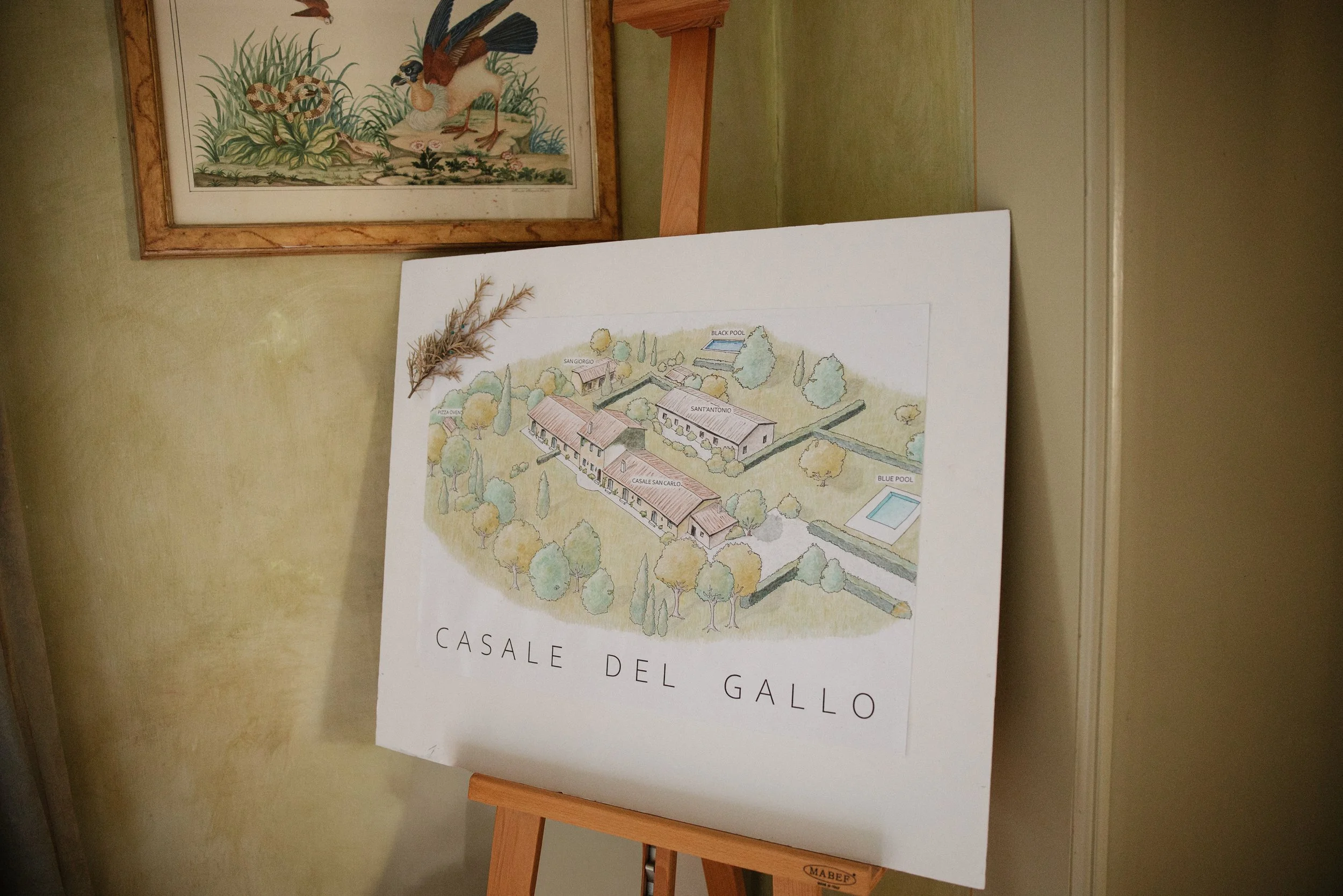 Relaxed welcome dinner at Casale del Gallo in Rome, with Selina and Jamie celebrating with their guests over pizza on a warm Italian summer evening.