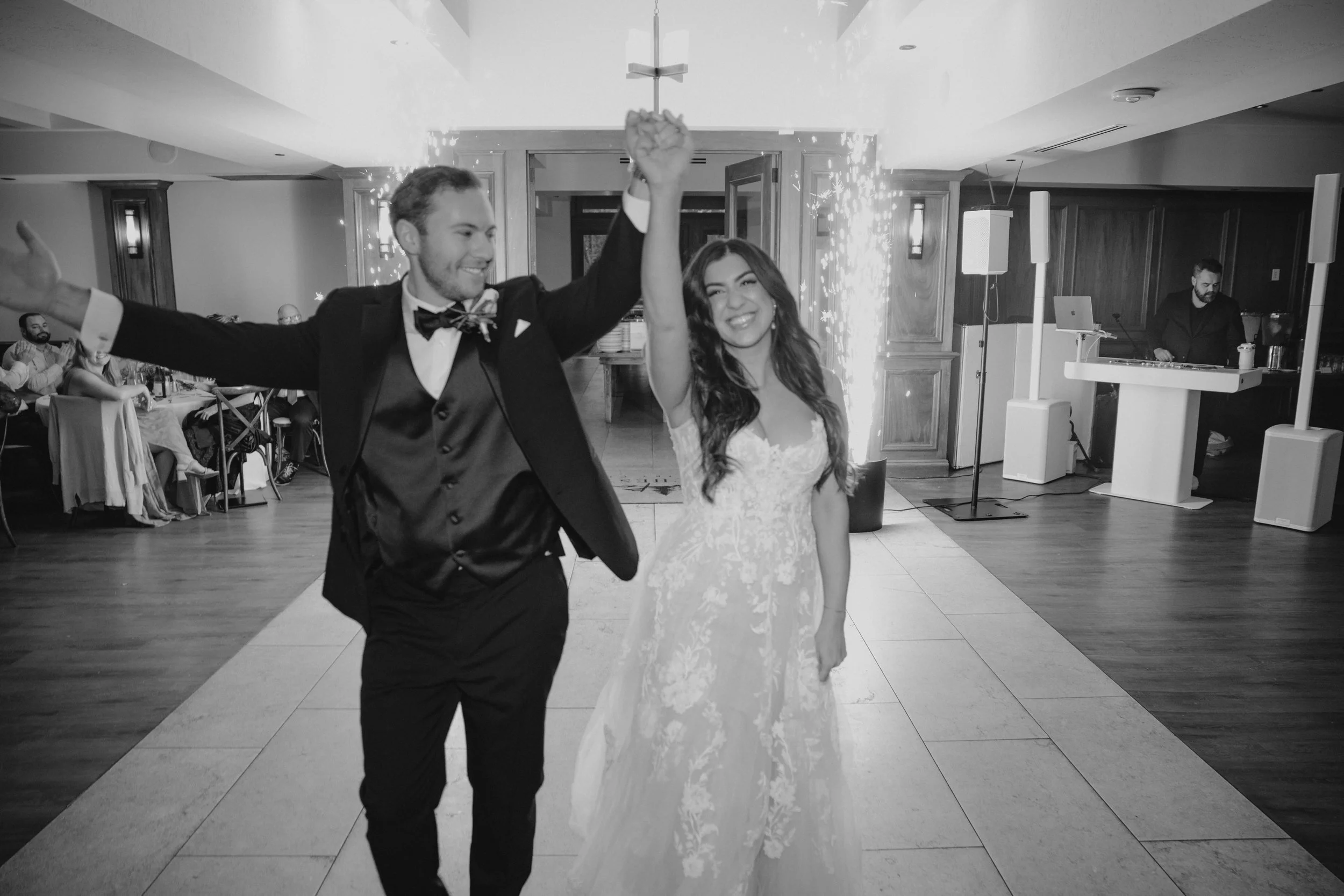 The reception continued the elegant and exclusive atmosphere with beautifully styled tables, soft lighting, and refined details. Dinner was accompanied by heartfelt speeches from family and friends, blending emotion, laughter, and warmth. During suns