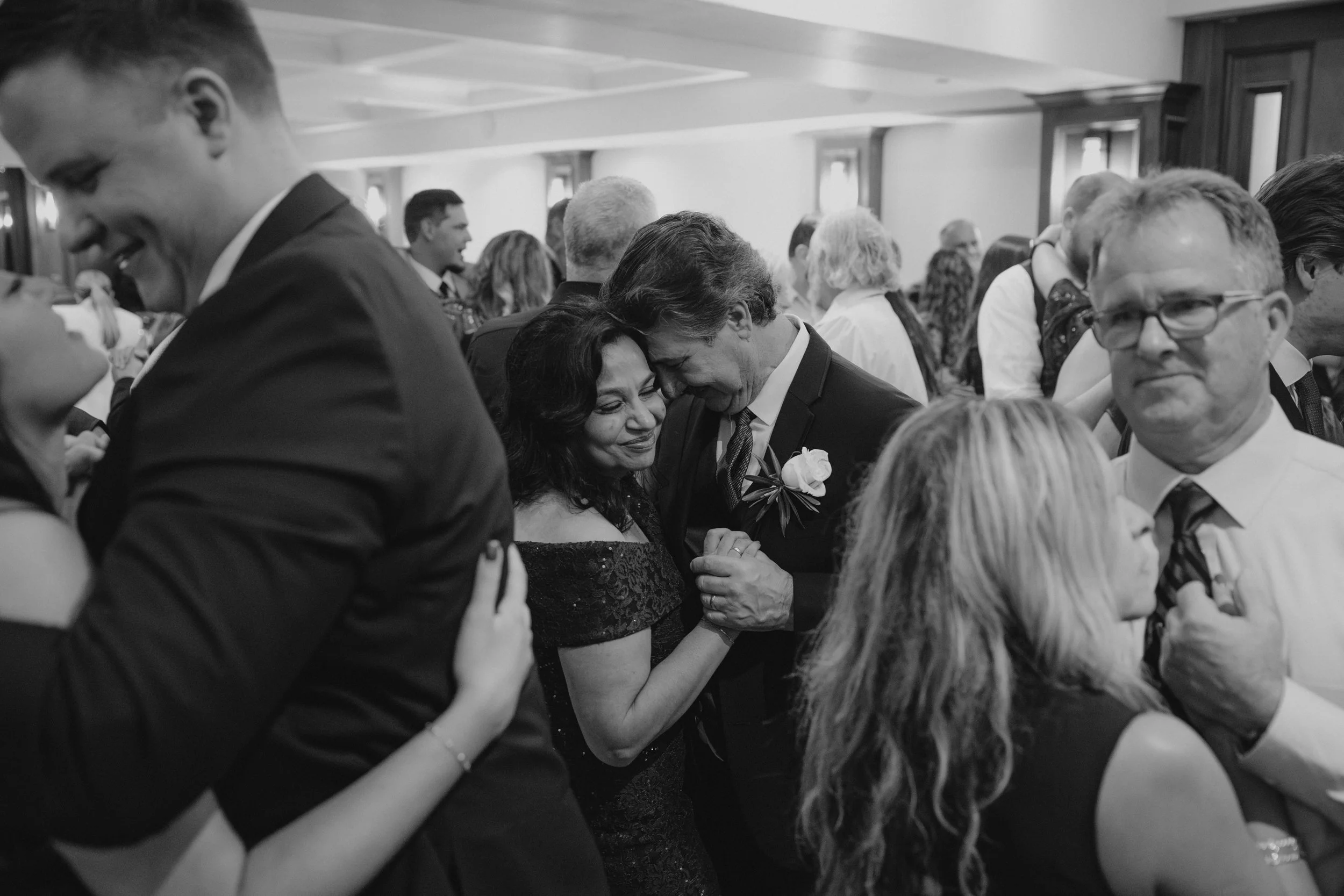 The reception continued the elegant and exclusive atmosphere with beautifully styled tables, soft lighting, and refined details. Dinner was accompanied by heartfelt speeches from family and friends, blending emotion, laughter, and warmth. During suns