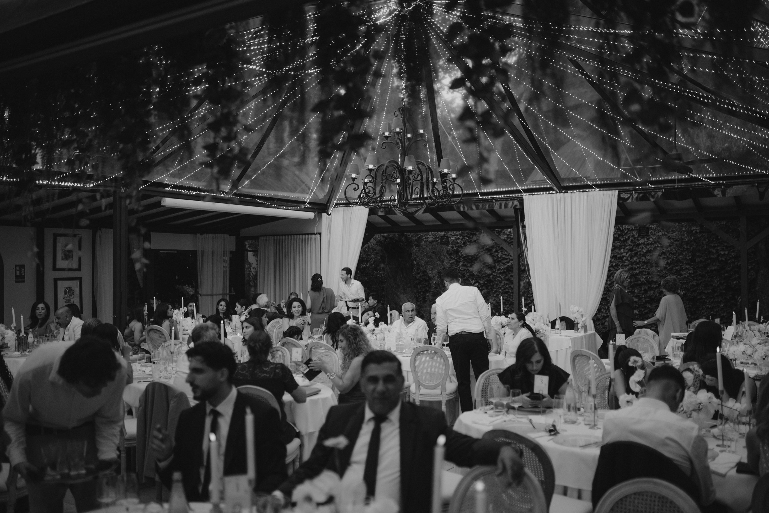 A joyful summer afternoon at the exclusive Morrhof Piazza Toscana, where celebration begins early. Surrounded by warm sunlight, guests gather for music, dancing and heartfelt moments. The iconic first dance on the pool creates a striking contrast of 