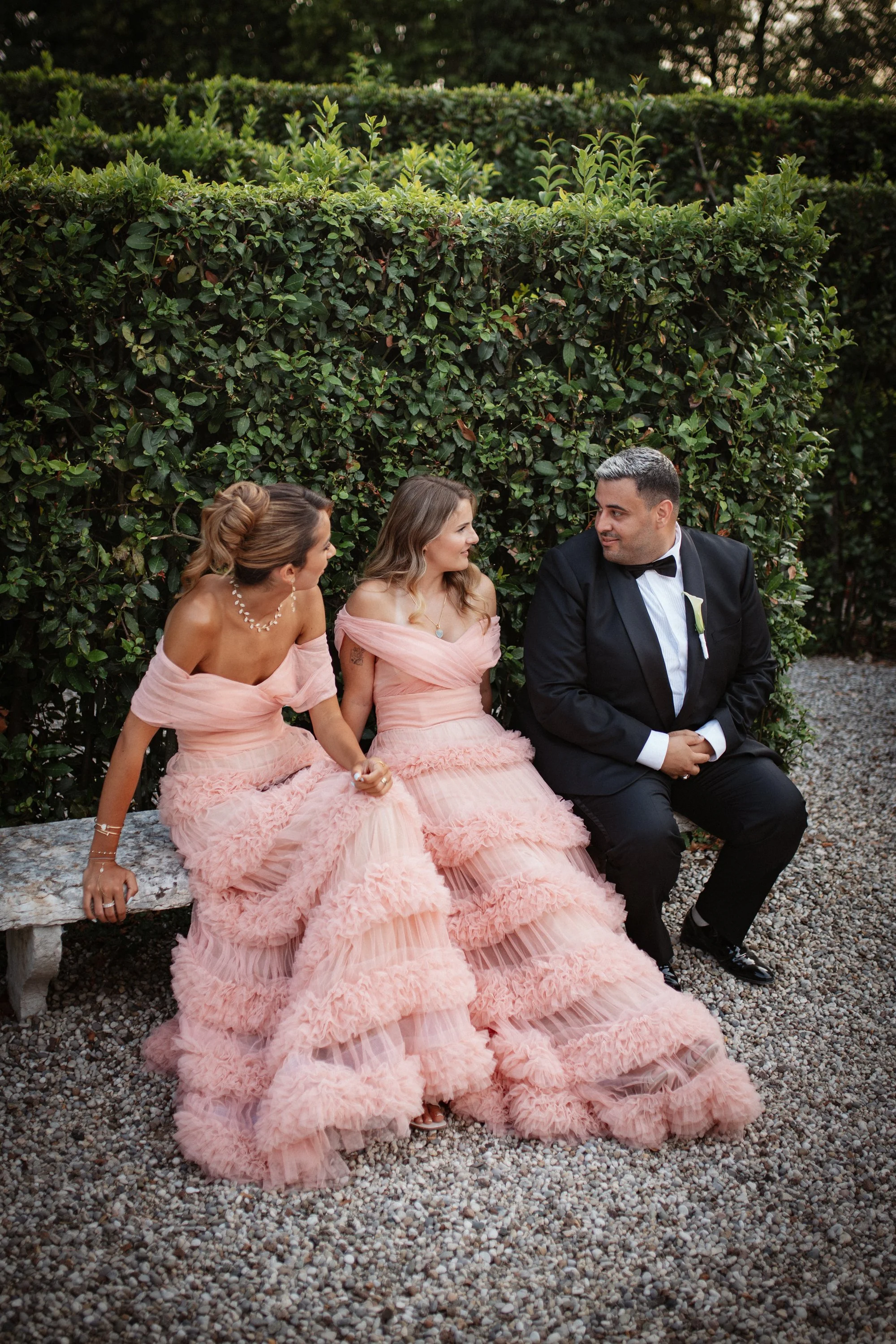 Elegant wedding reception at Villa Rizzardi in Verona with aperitivo, drinks, cake cutting and a stylish Casina cigar area surrounded by the gardens.