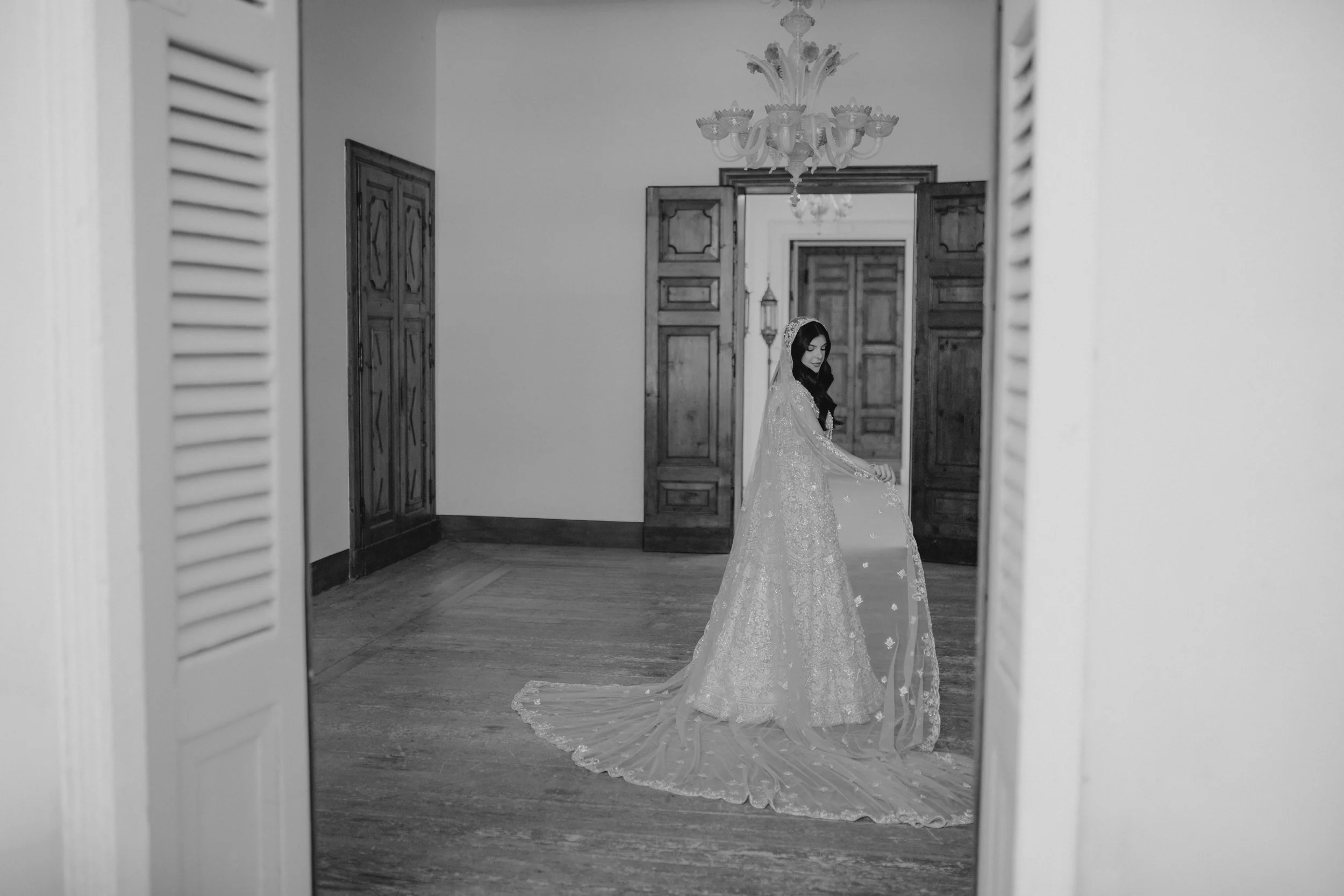 Pakistani wedding celebration in Verona at Villa Rizzardi, featuring traditional clothing, rich red and gold details, music and an elegant cultural setting.