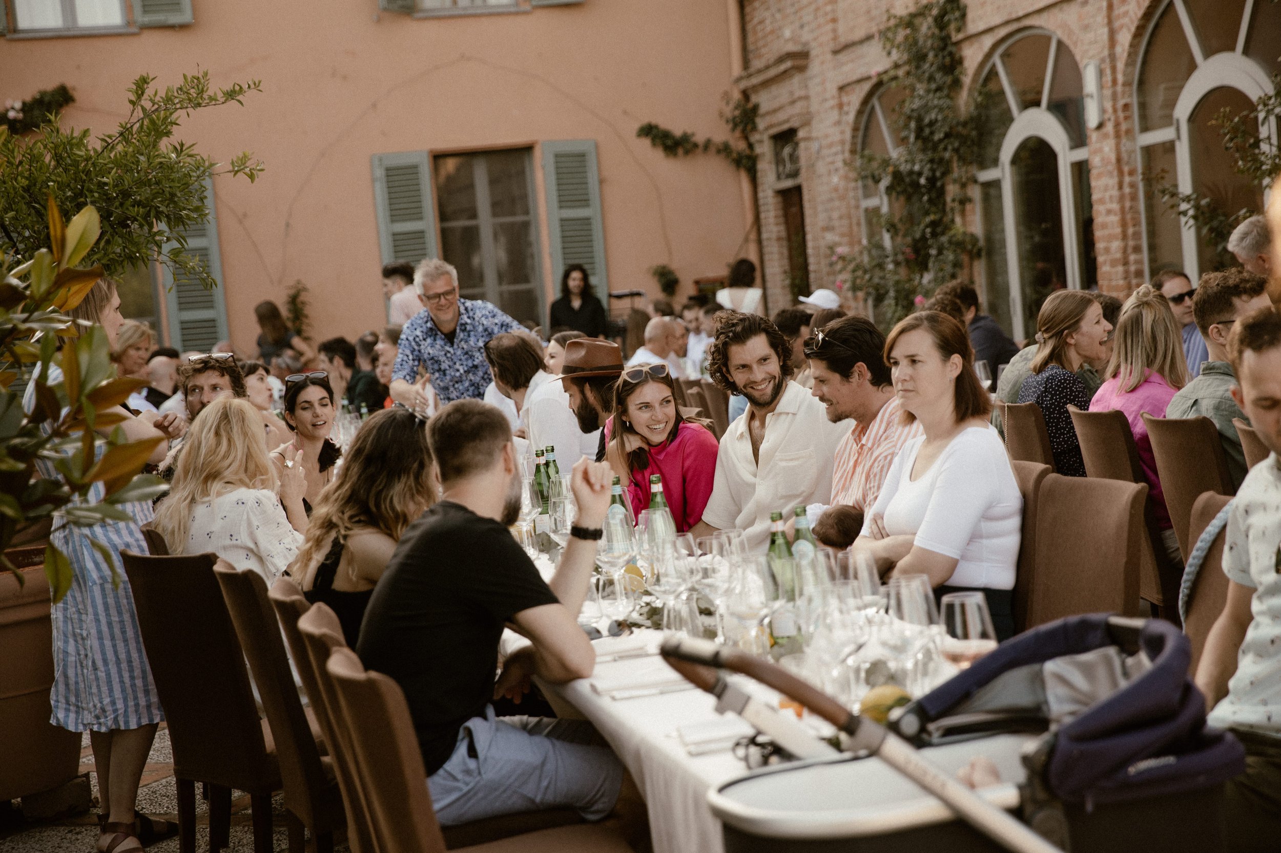 Get together with Pizza and Love in Italy. Relais Sant Uffzie is a wonderful Location in Piedmeont, Italy. Pizza buffet and a relaxed atmosphere for friends, family and the bride and groom.