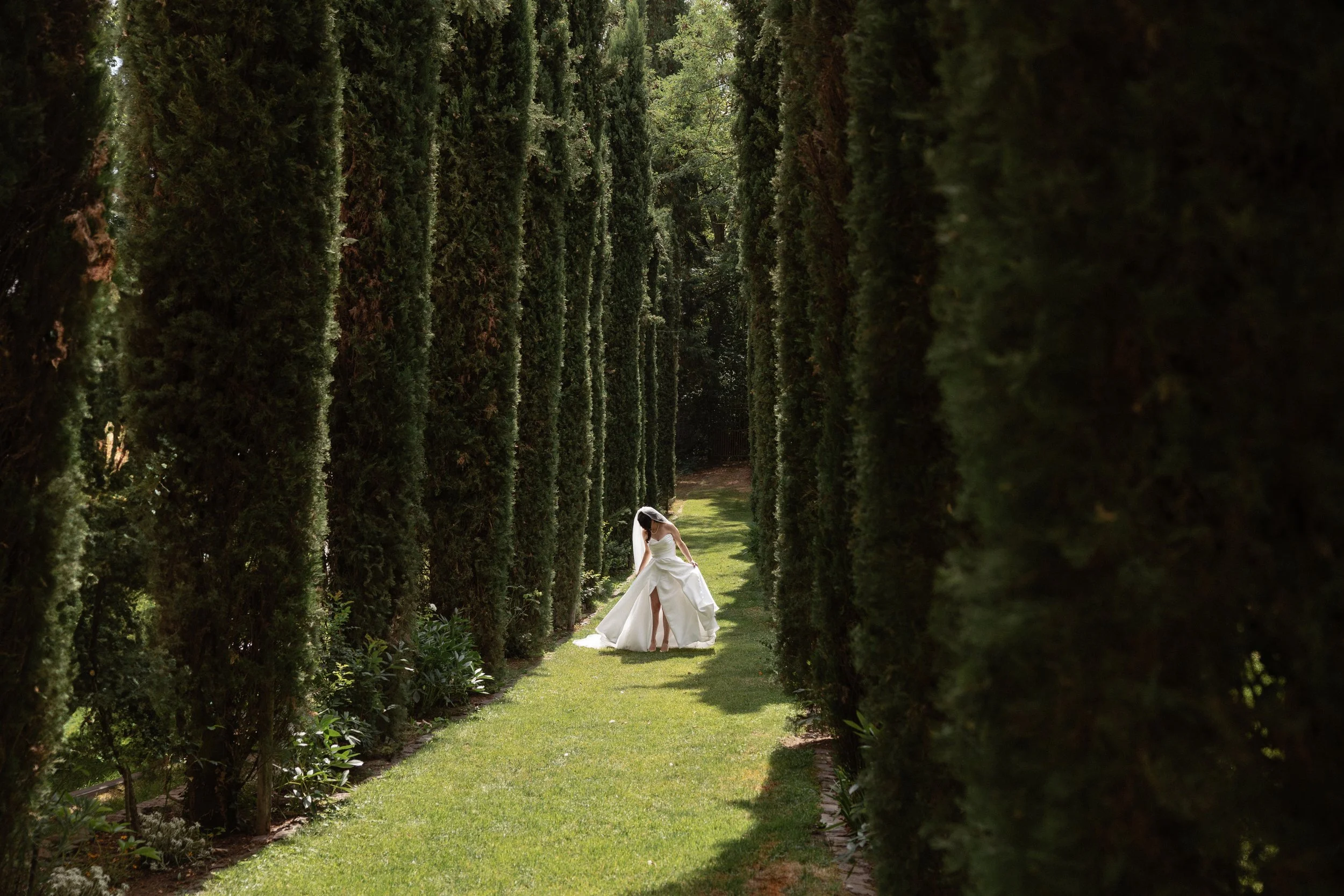 An elegant and exclusive wedding morning at the Morrhof, filled with calm anticipation and intimate moments. Getting ready scenes capture refined details, soft light and emotional connections, while the bride wears a timeless wedding dress by Weise x