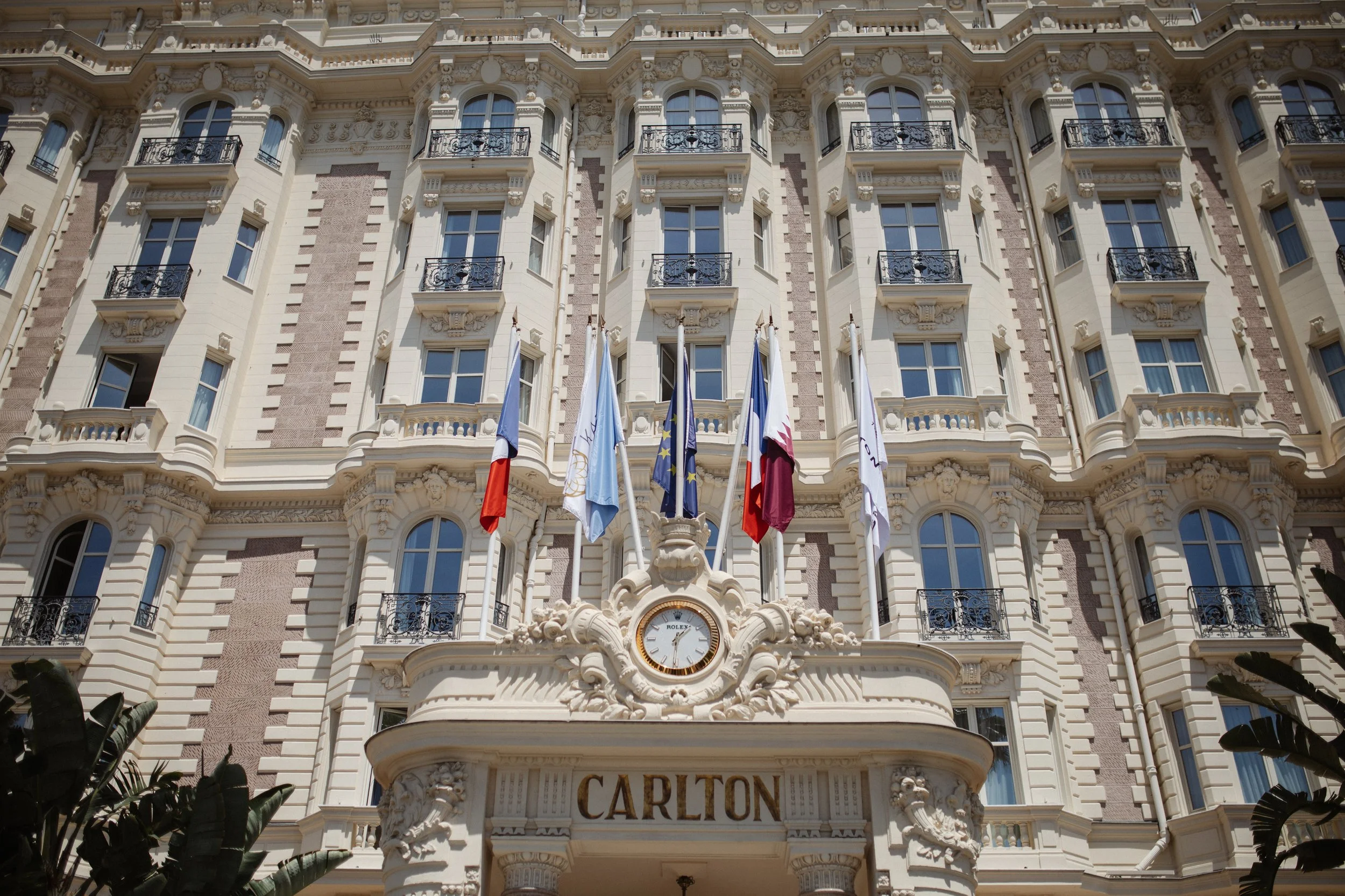Elegant wedding lunch and cake cutting at the iconic Carlton Cannes, where family and friends celebrated together in a timeless setting on the French Riviera during a luxury destination wedding.
