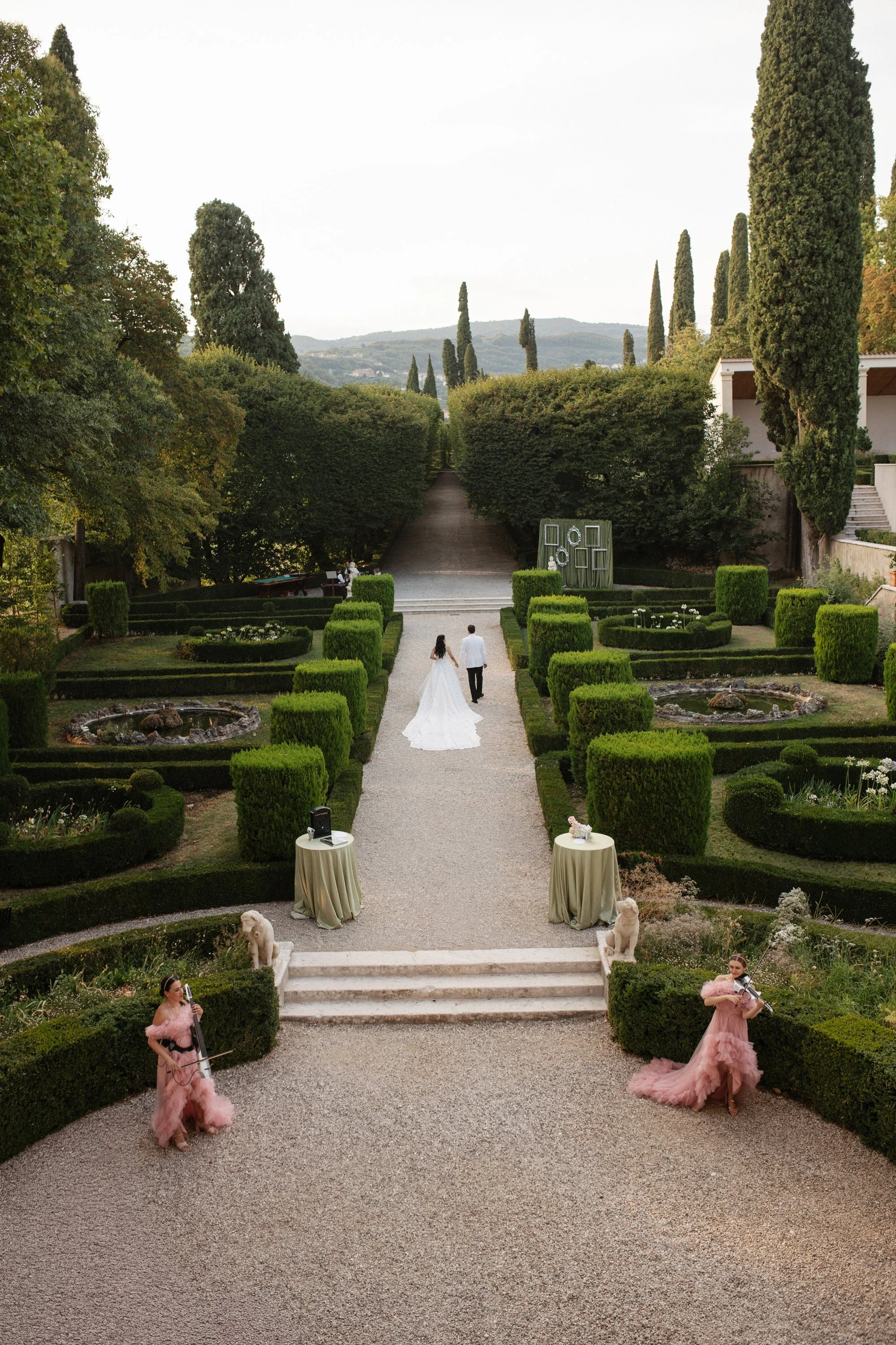 Elegant wedding reception at Villa Rizzardi in Verona with aperitivo, drinks, cake cutting and a stylish Casina cigar area surrounded by the gardens.