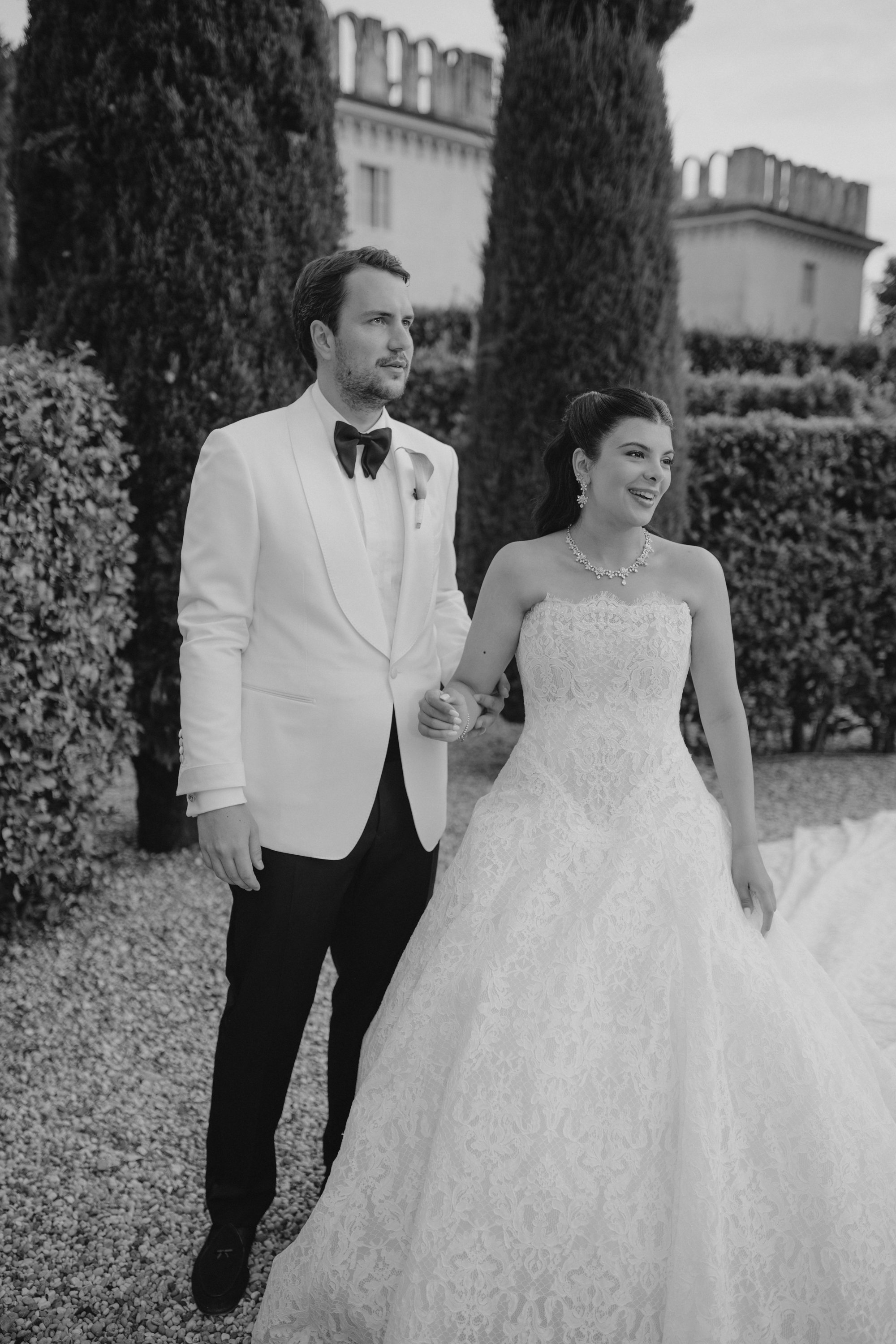 Elegant wedding reception at Villa Rizzardi in Verona with aperitivo, drinks, cake cutting and a stylish Casina cigar area surrounded by the gardens.