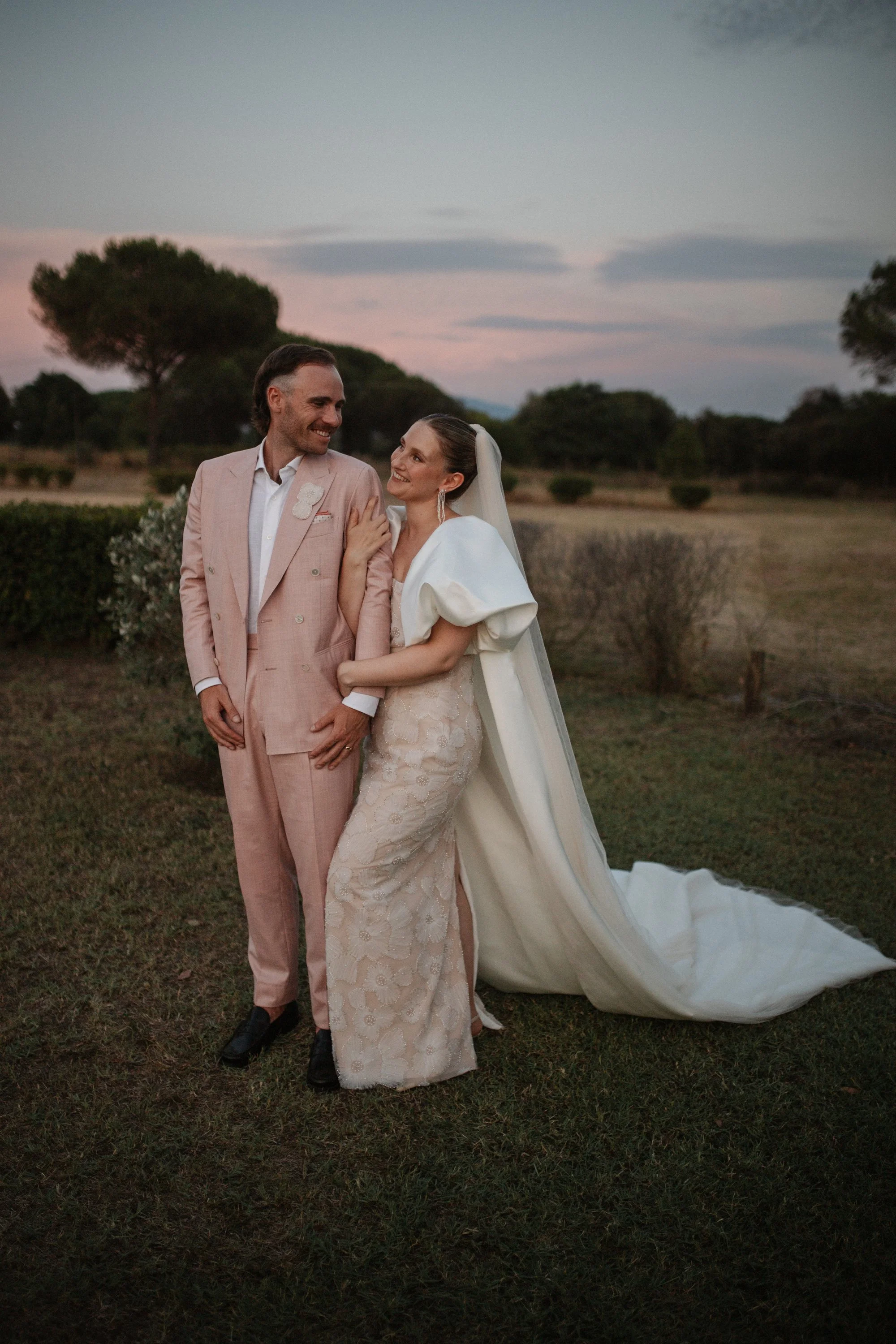 Elegant destination wedding dinner and couple portraits at Casale del Gallo near Rome, with long outdoor tables, natural floral styling and warm Italian evening light.