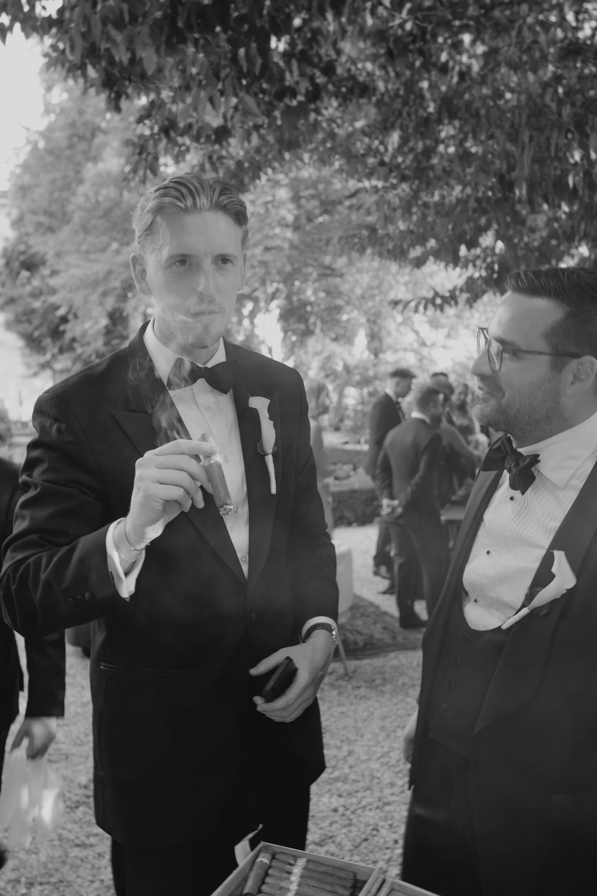 Elegant wedding reception at Villa Rizzardi in Verona with aperitivo, drinks, cake cutting and a stylish Casina cigar area surrounded by the gardens.