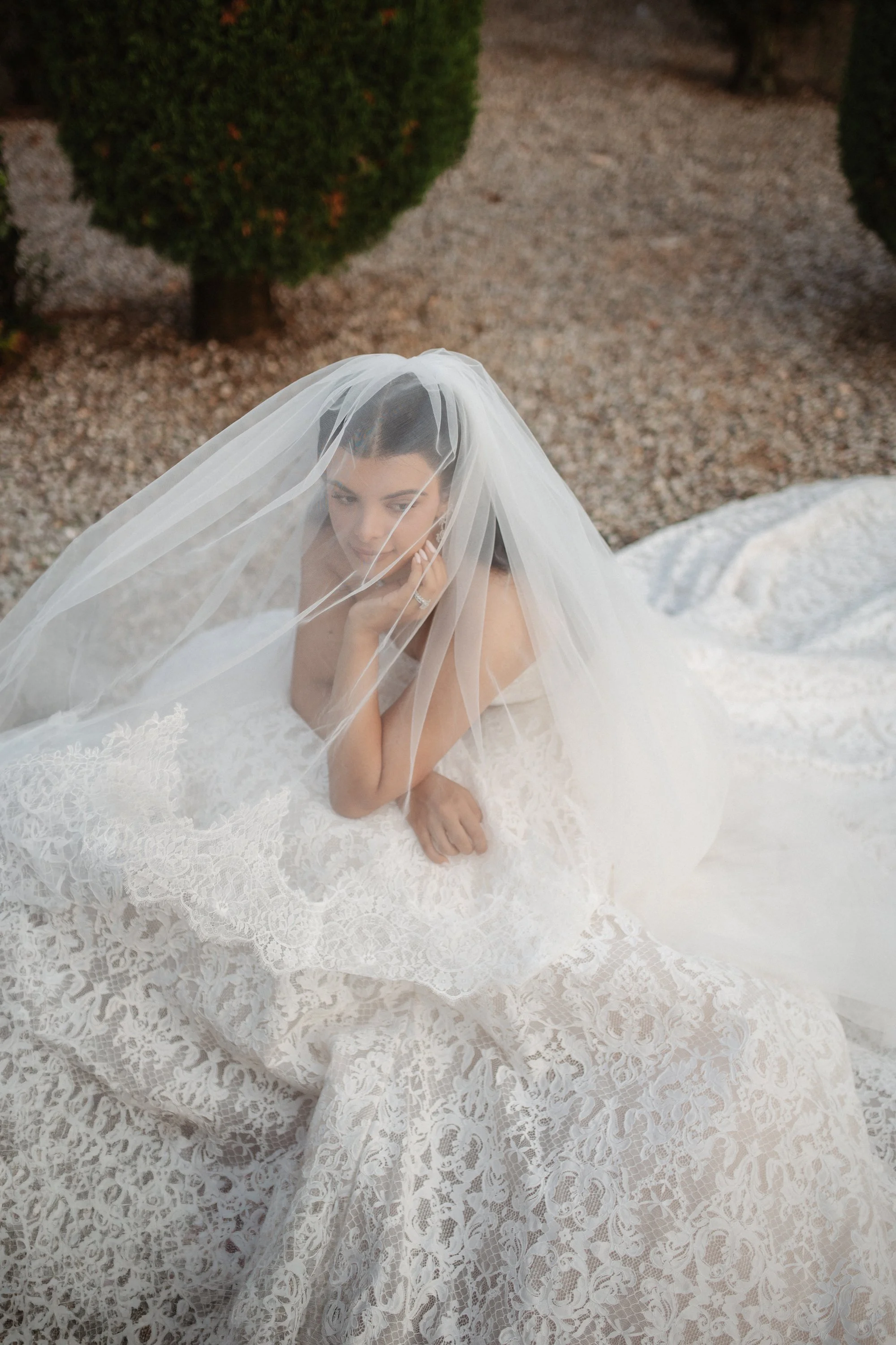 Elegant wedding reception at Villa Rizzardi in Verona with aperitivo, drinks, cake cutting and a stylish Casina cigar area surrounded by the gardens.
