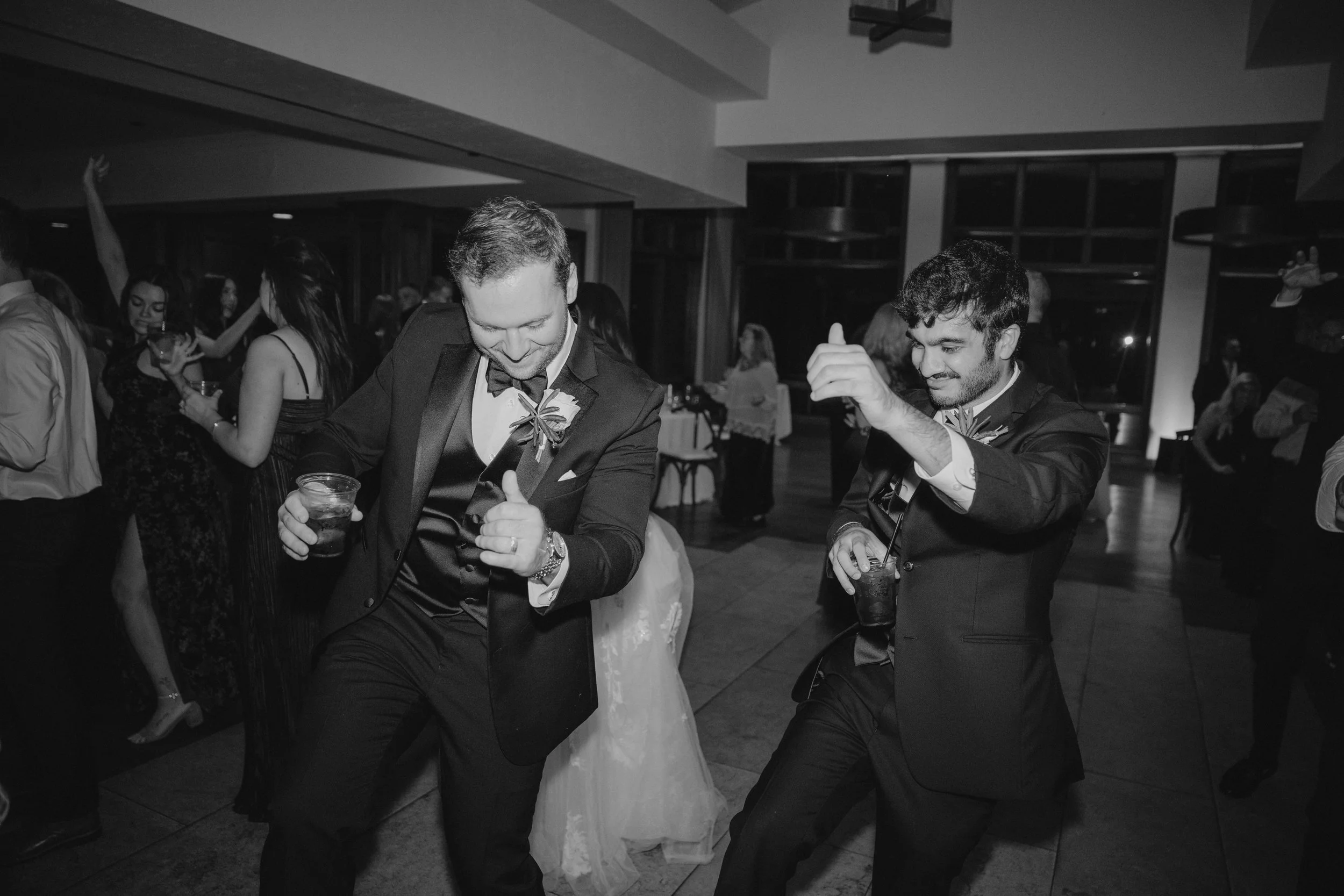 The first dance marked the transition from elegant celebration to an unforgettable party. Guests filled the dance floor as the evening turned lively and joyful, featuring live saxophone and an energetic mix of music. The night ended with a spectacula