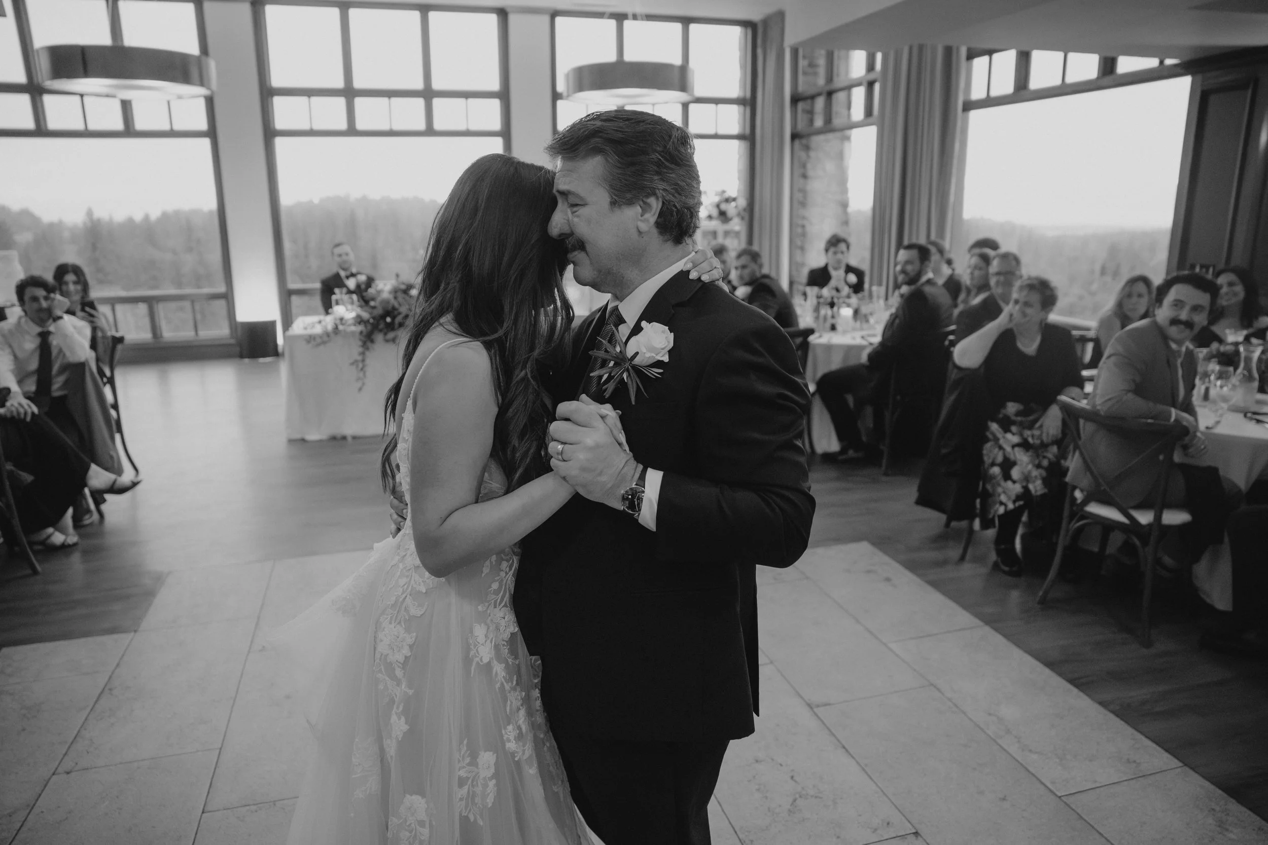 The reception continued the elegant and exclusive atmosphere with beautifully styled tables, soft lighting, and refined details. Dinner was accompanied by heartfelt speeches from family and friends, blending emotion, laughter, and warmth. During suns