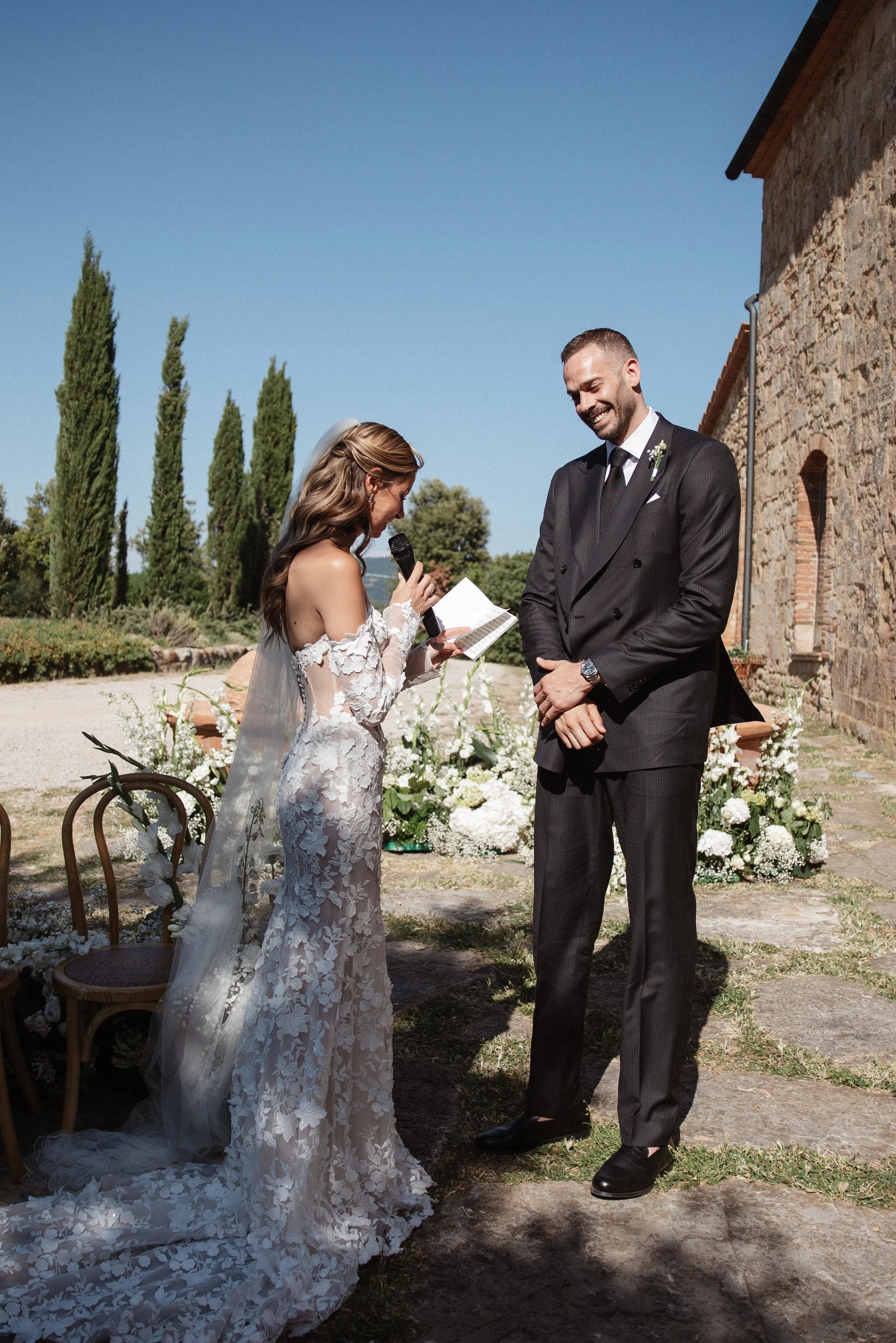 Elegant Tuscany wedding ceremony at Pieve di San Giovanni in Lustignano, surrounded by the Italian countryside, natural greenery and close family and friends.