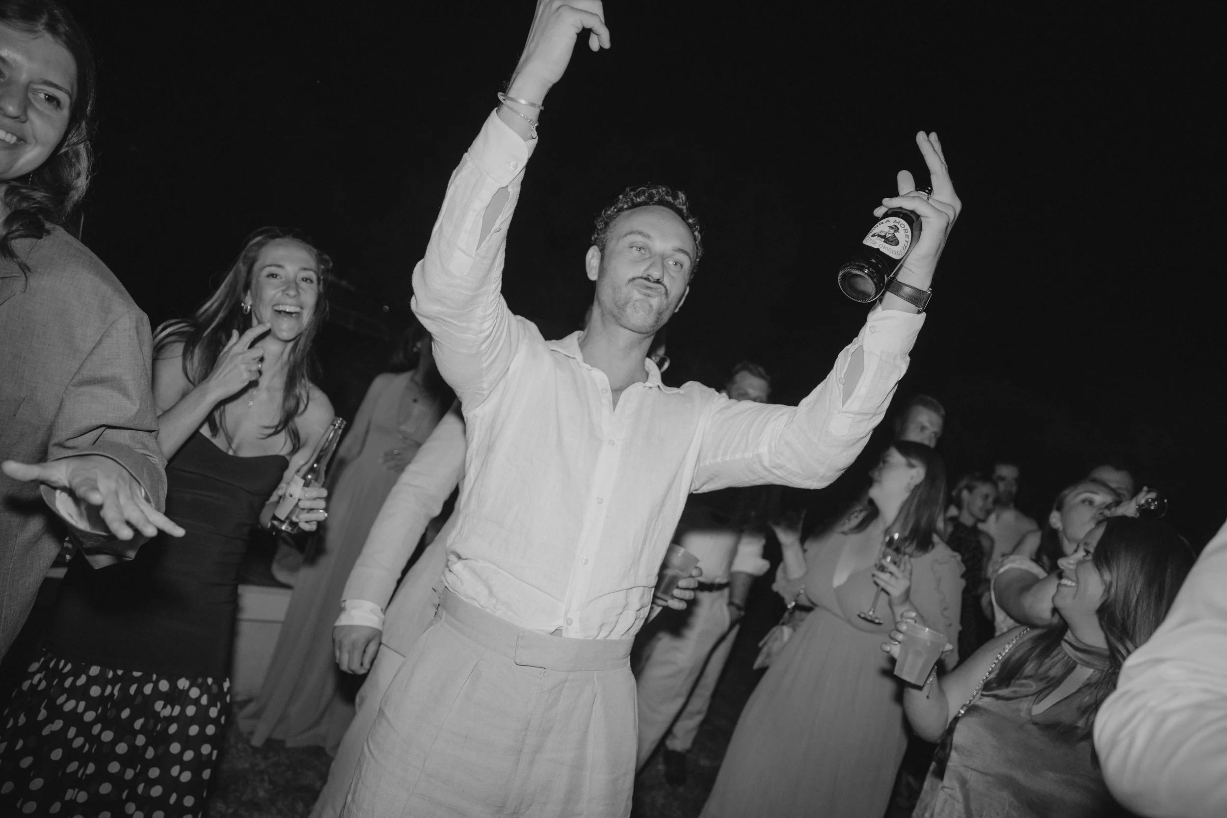 Relaxed Tuscany wedding party with Elisa and Jonas and their closest friends, celebrating with music, dancing and an unforgettable summer atmosphere in Italy.