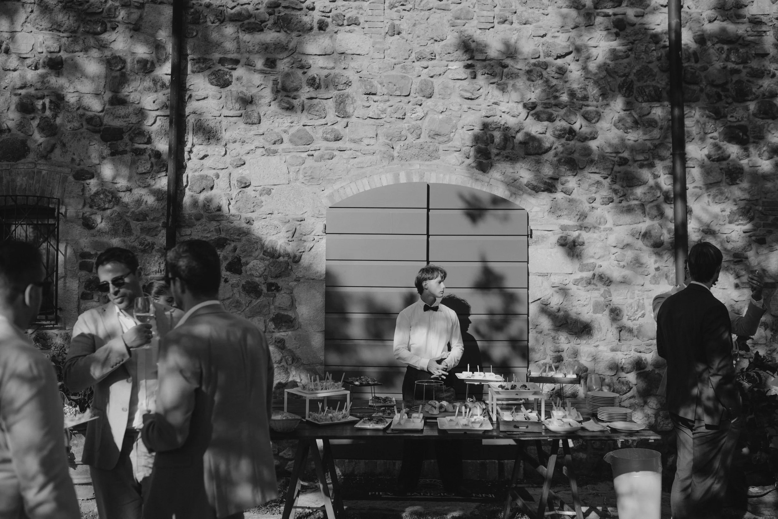 Relaxed and elegant Tuscany wedding dinner under the open sky, with natural white and green wedding styling, long summer evenings and an intimate atmosphere.