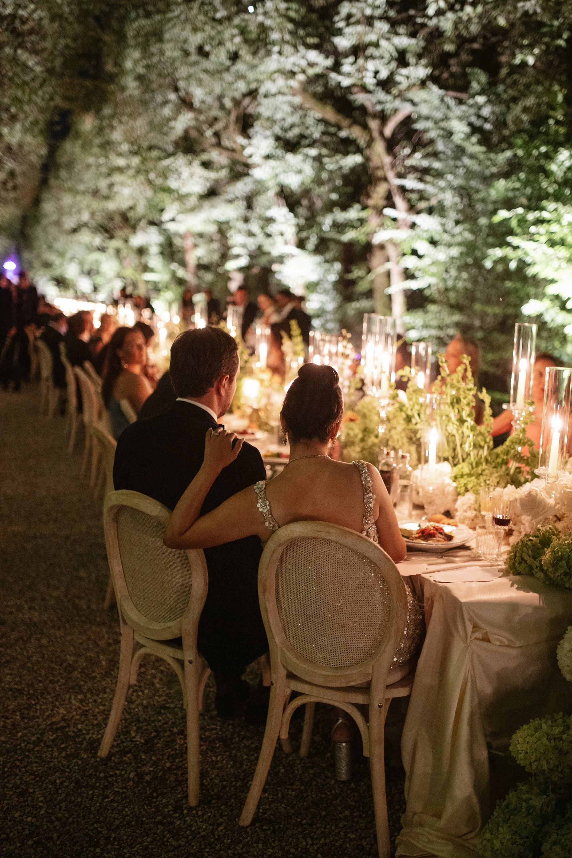 Exclusive Italian wedding dinner at Villa Rizzardi in Verona, featuring an elegant long table, refined floral styling, candlelight and a luxurious garden setting.