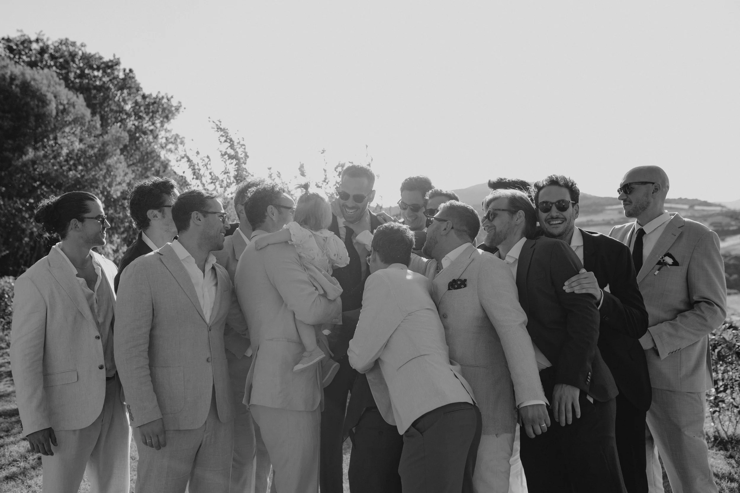 Relaxed and elegant Tuscany wedding dinner under the open sky, with natural white and green wedding styling, long summer evenings and an intimate atmosphere.