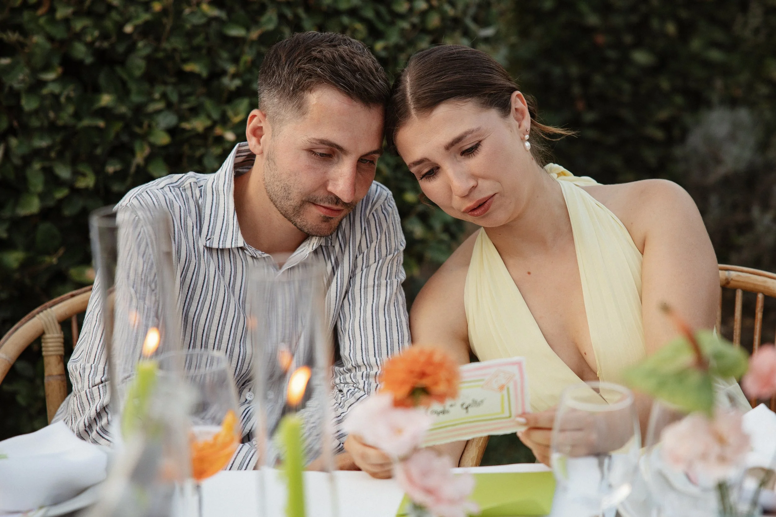 Elegant destination wedding dinner and couple portraits at Casale del Gallo near Rome, with long outdoor tables, natural floral styling and warm Italian evening light.