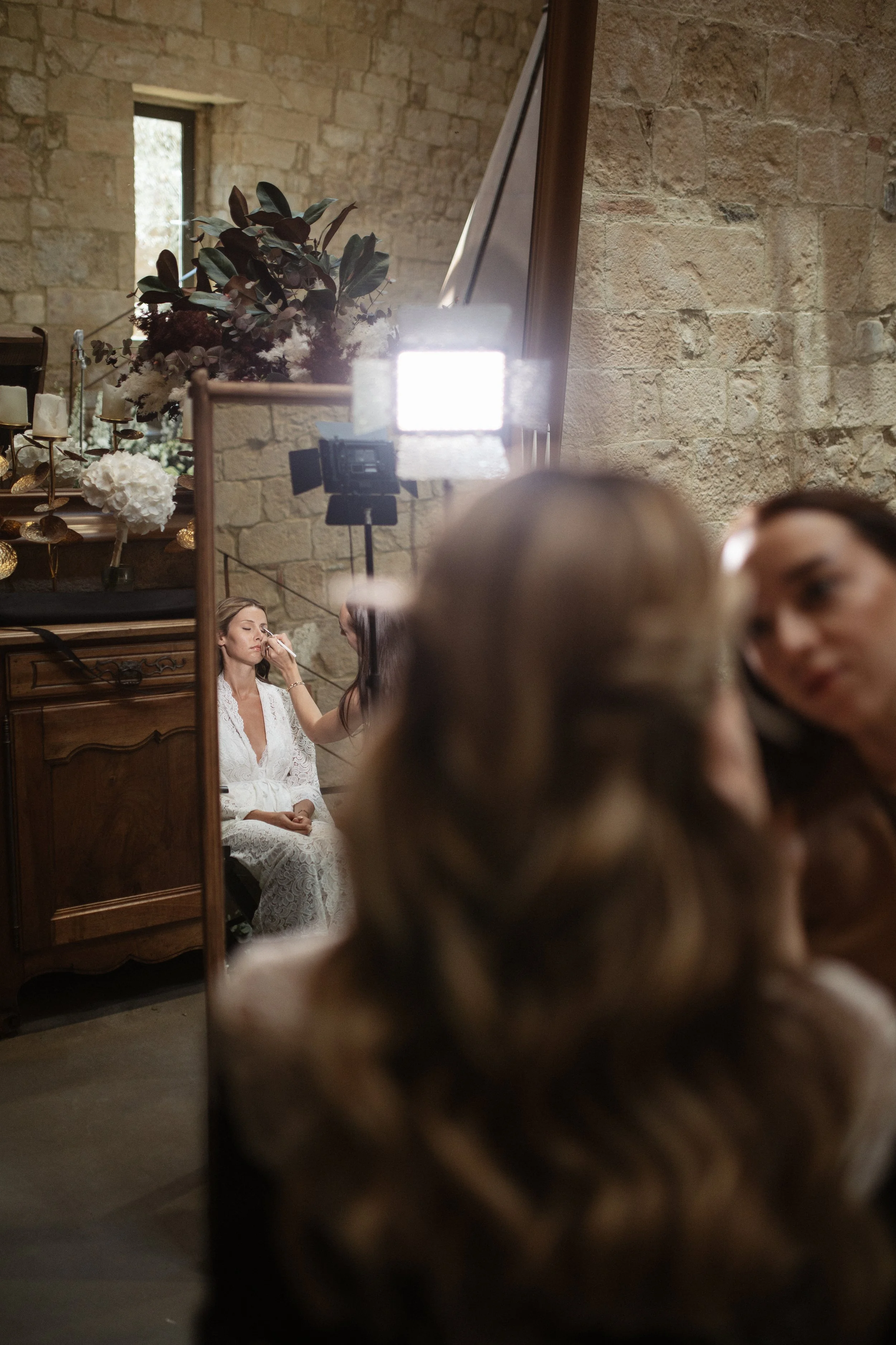 Elegant Tuscany wedding getting ready at Pieve di San Giovanni in Lustignano, with Elisa and Jonas preparing for their wedding surrounded by close friends and family.