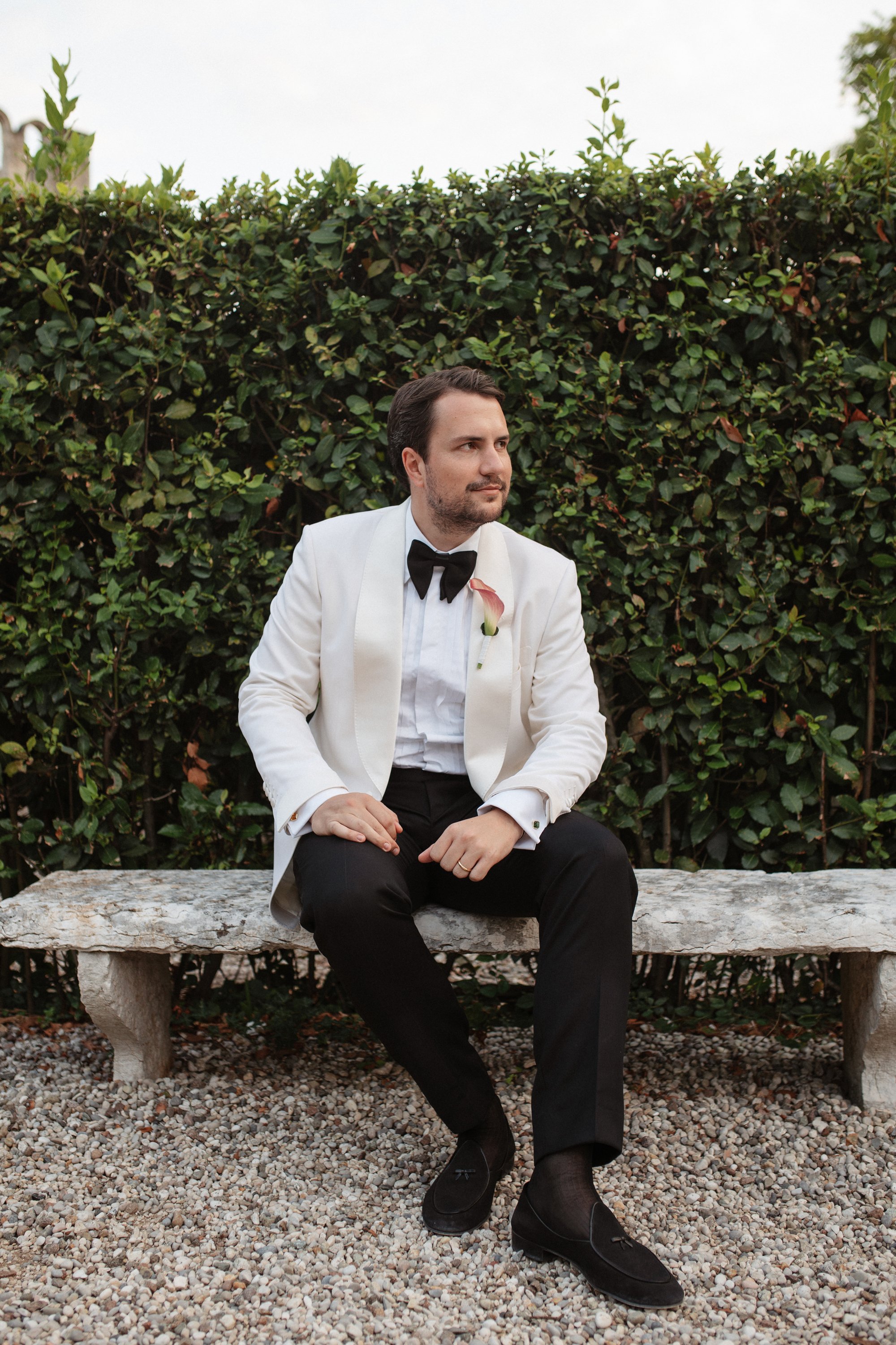 Elegant wedding reception at Villa Rizzardi in Verona with aperitivo, drinks, cake cutting and a stylish Casina cigar area surrounded by the gardens.
