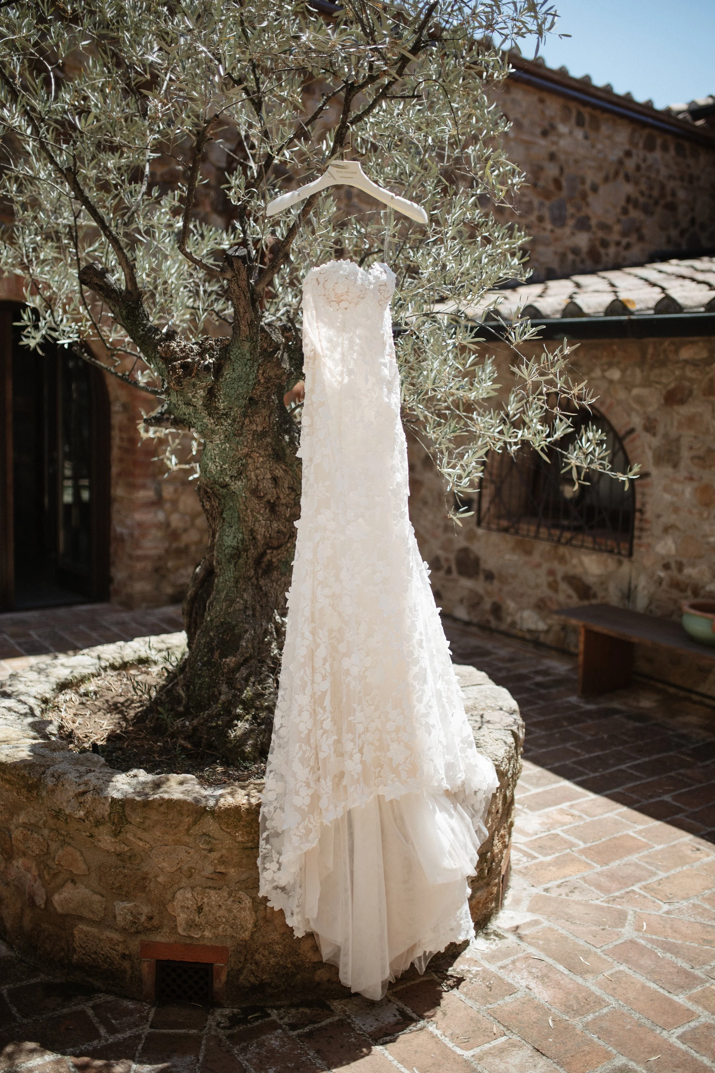Elegant Tuscany wedding getting ready at Pieve di San Giovanni in Lustignano, with Elisa and Jonas preparing for their wedding surrounded by close friends and family.