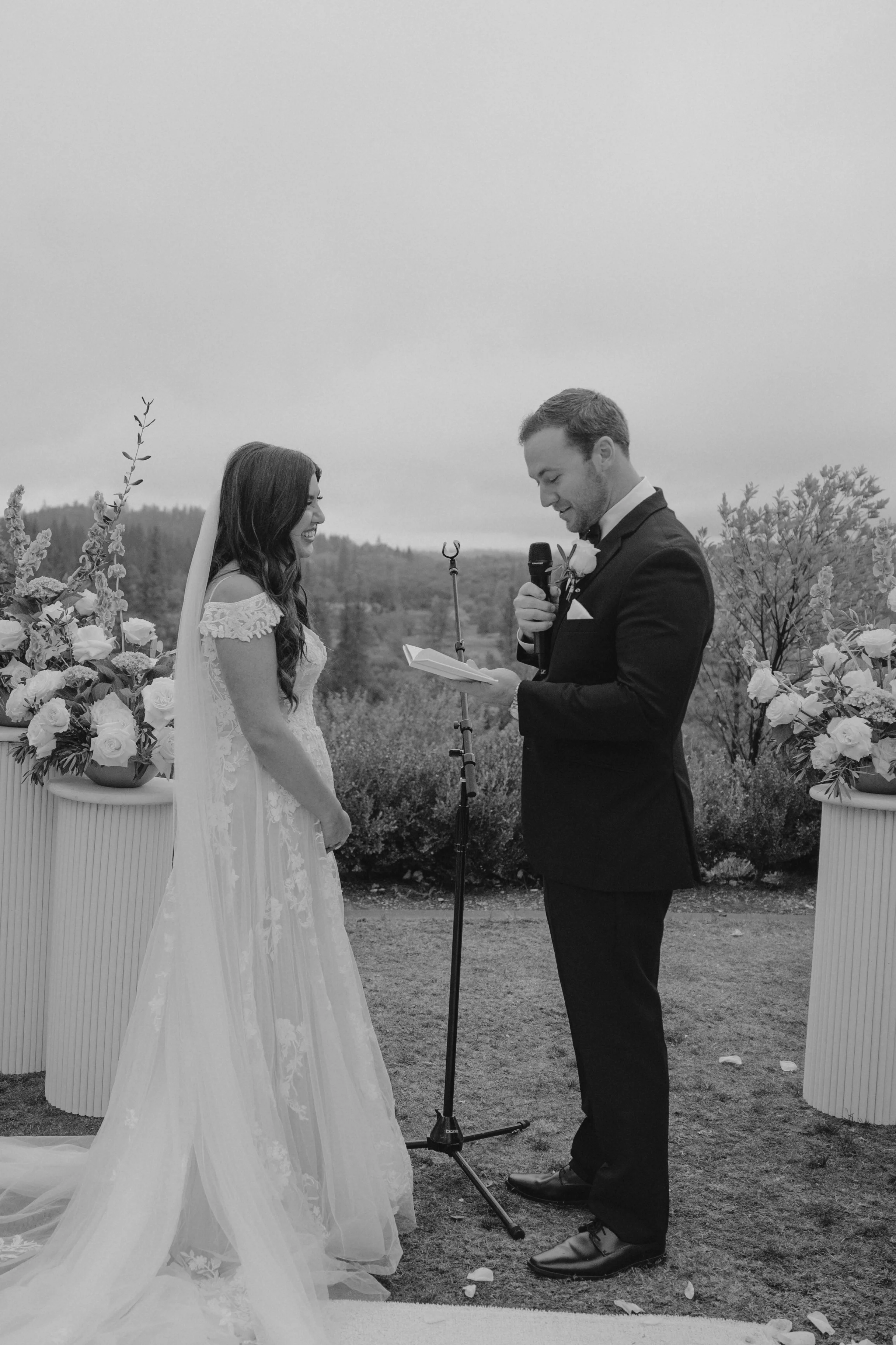The outdoor ceremony was deeply personal and emotional. A close friend officiated the vows, making every word feel honest and heartfelt. The entrance of the bridal party, followed by Maya with her parents and Zack waiting quietly, created a powerful 