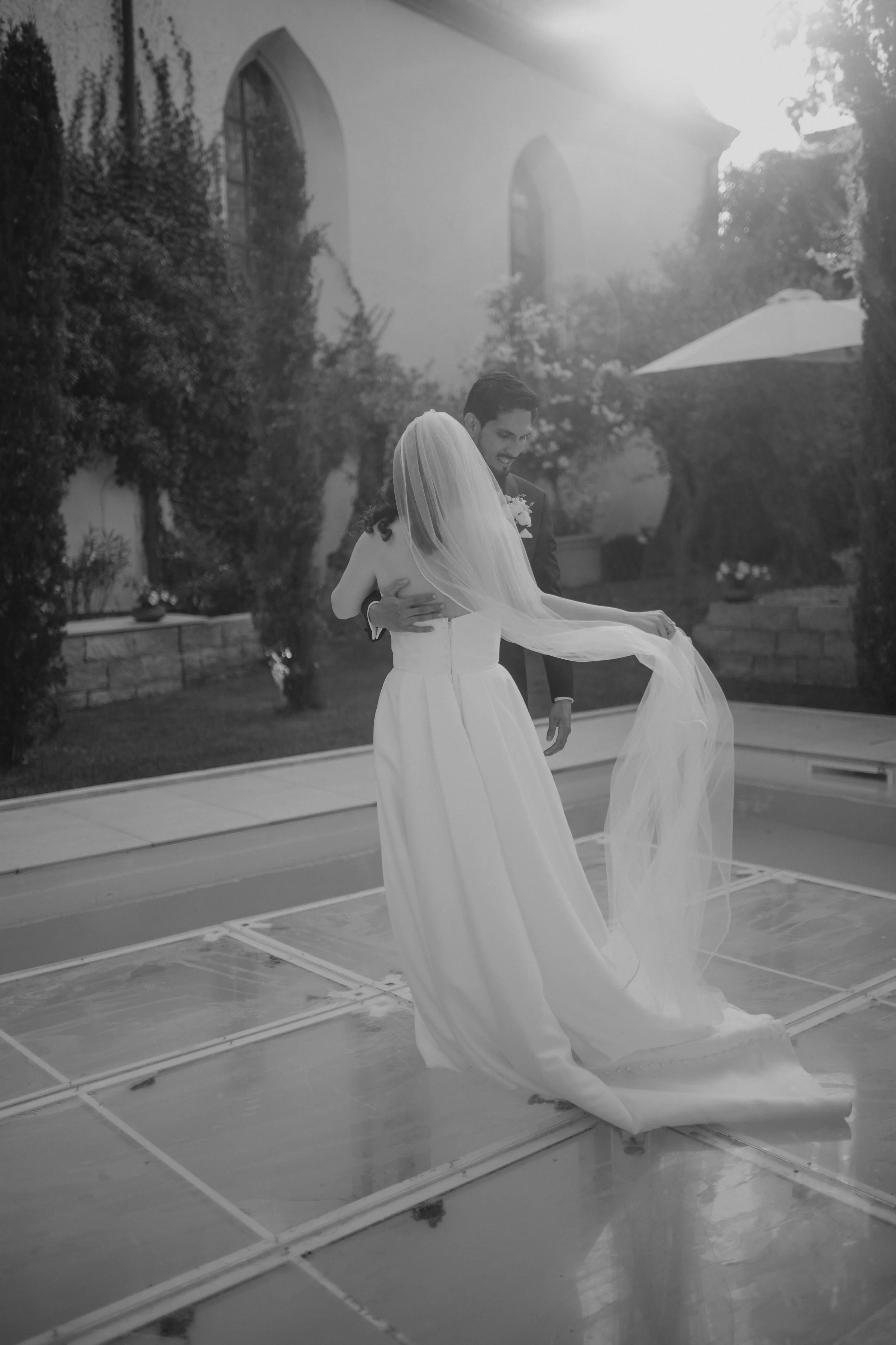 A joyful summer afternoon at the exclusive Morrhof Piazza Toscana, where celebration begins early. Surrounded by warm sunlight, guests gather for music, dancing and heartfelt moments. The iconic first dance on the pool creates a striking contrast of 