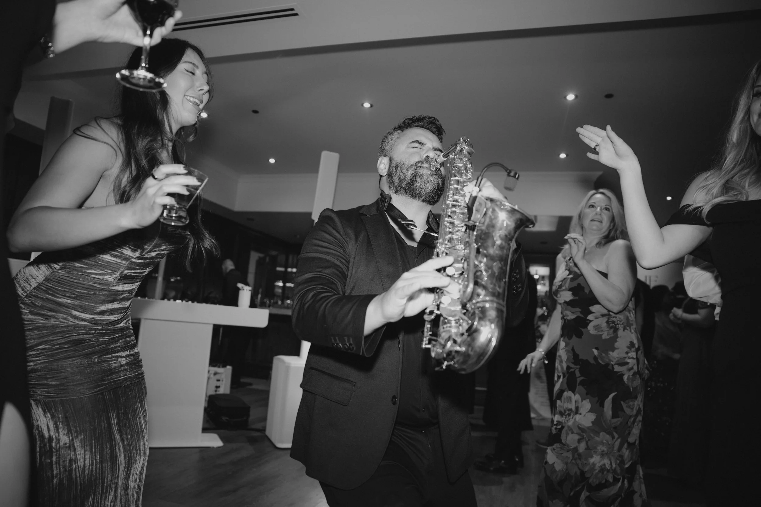 The first dance marked the transition from elegant celebration to an unforgettable party. Guests filled the dance floor as the evening turned lively and joyful, featuring live saxophone and an energetic mix of music. The night ended with a spectacula
