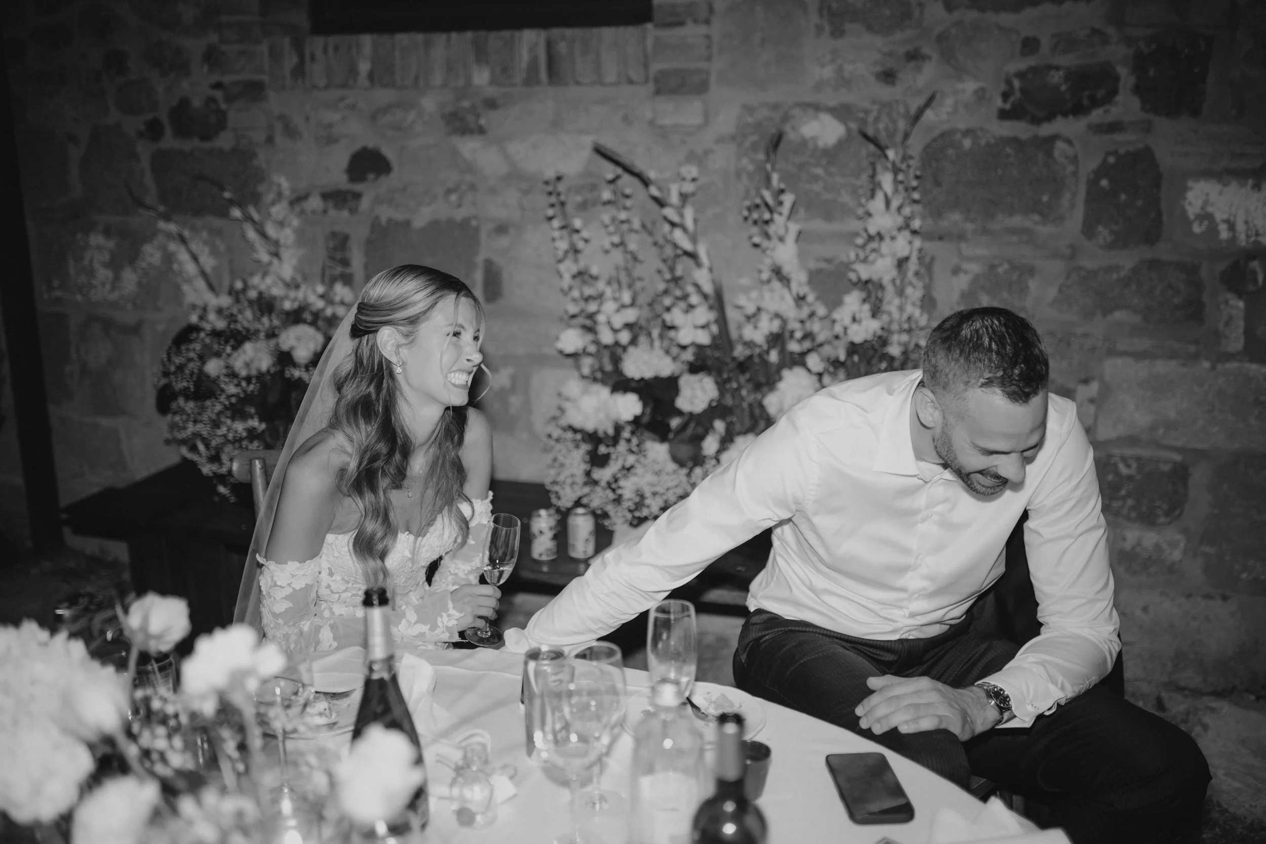 Relaxed and elegant Tuscany wedding dinner under the open sky, with natural white and green wedding styling, long summer evenings and an intimate atmosphere.