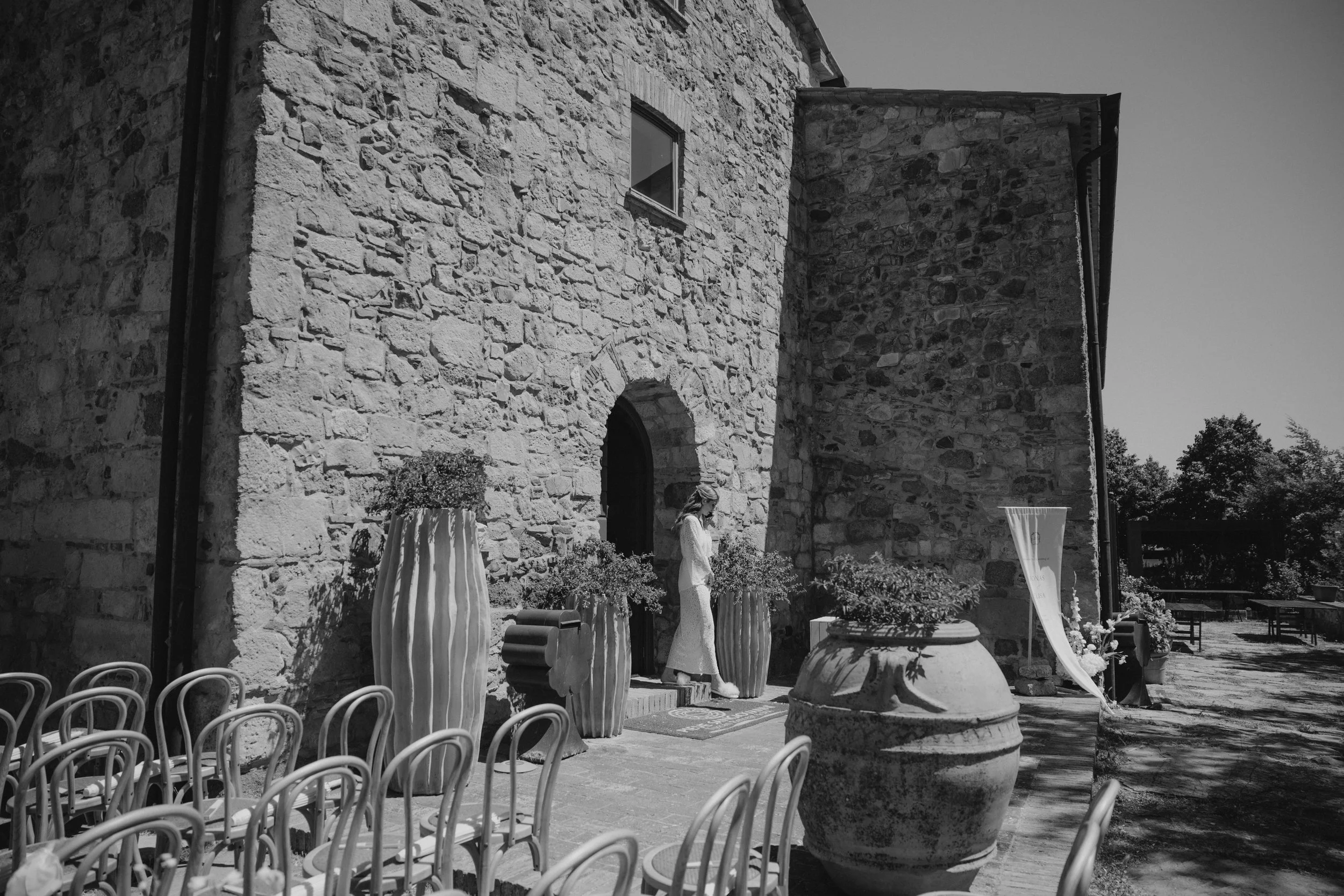 Elegant Tuscany wedding getting ready at Pieve di San Giovanni in Lustignano, with Elisa and Jonas preparing for their wedding surrounded by close friends and family.