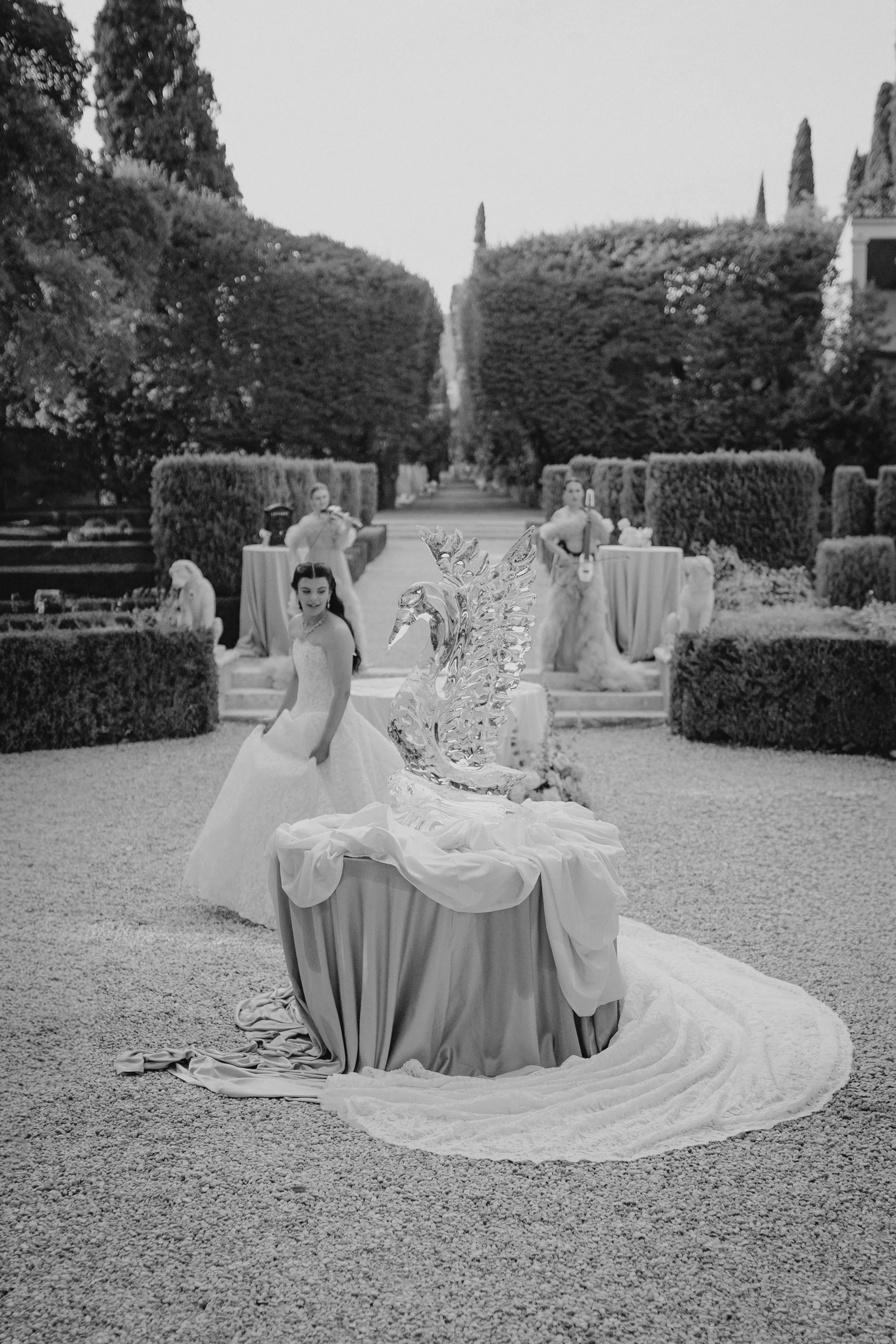 Elegant wedding reception at Villa Rizzardi in Verona with aperitivo, drinks, cake cutting and a stylish Casina cigar area surrounded by the gardens.