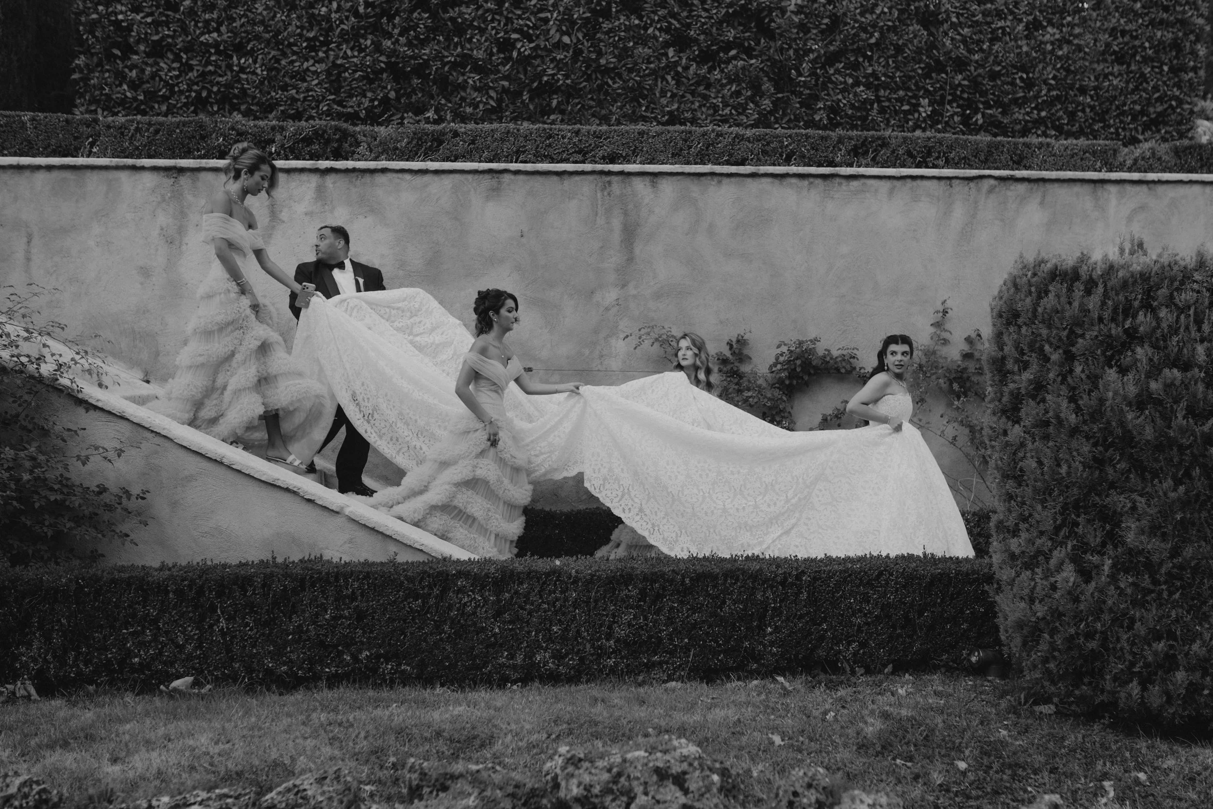 Elegant wedding reception at Villa Rizzardi in Verona with aperitivo, drinks, cake cutting and a stylish Casina cigar area surrounded by the gardens.