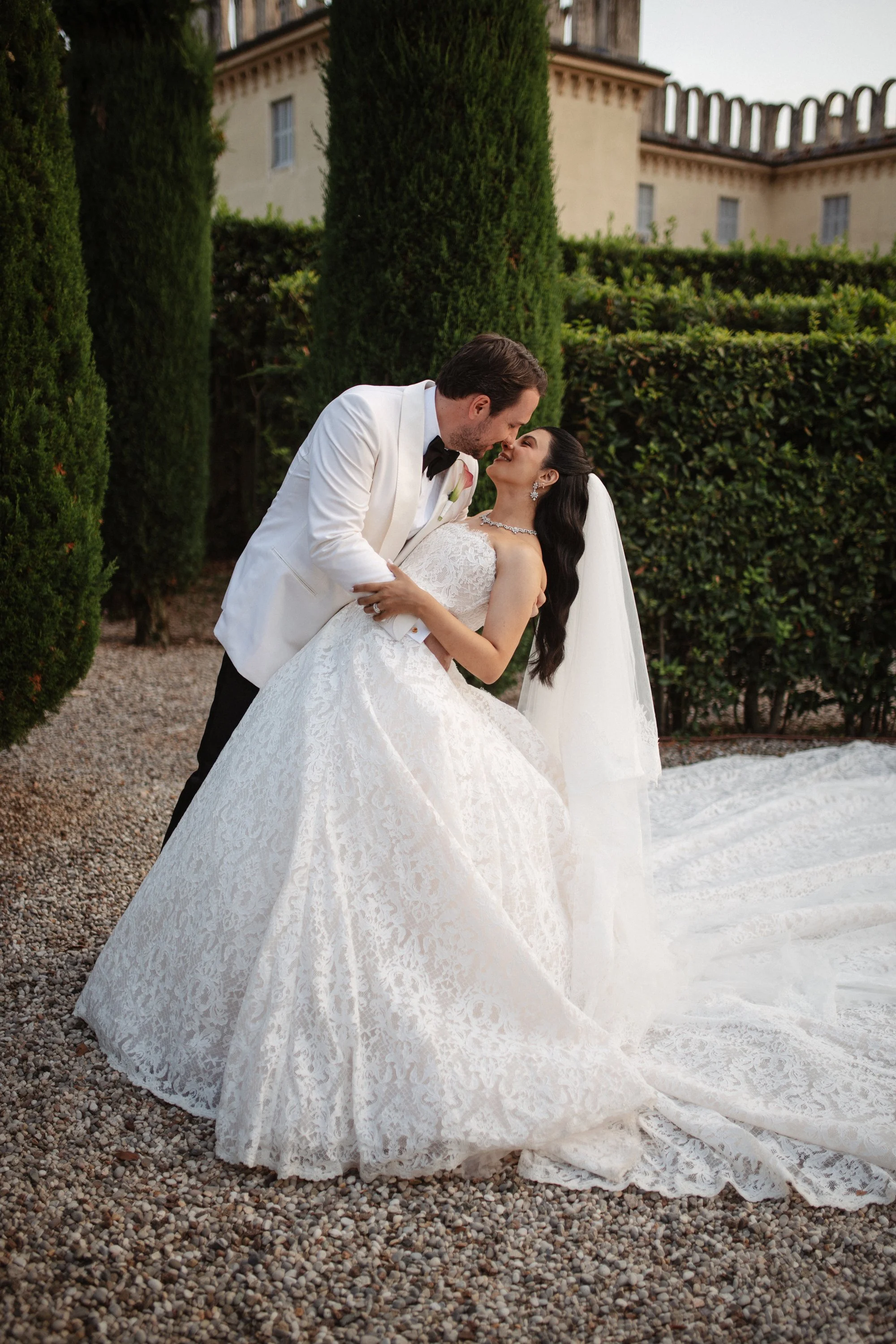 Elegant wedding reception at Villa Rizzardi in Verona with aperitivo, drinks, cake cutting and a stylish Casina cigar area surrounded by the gardens.