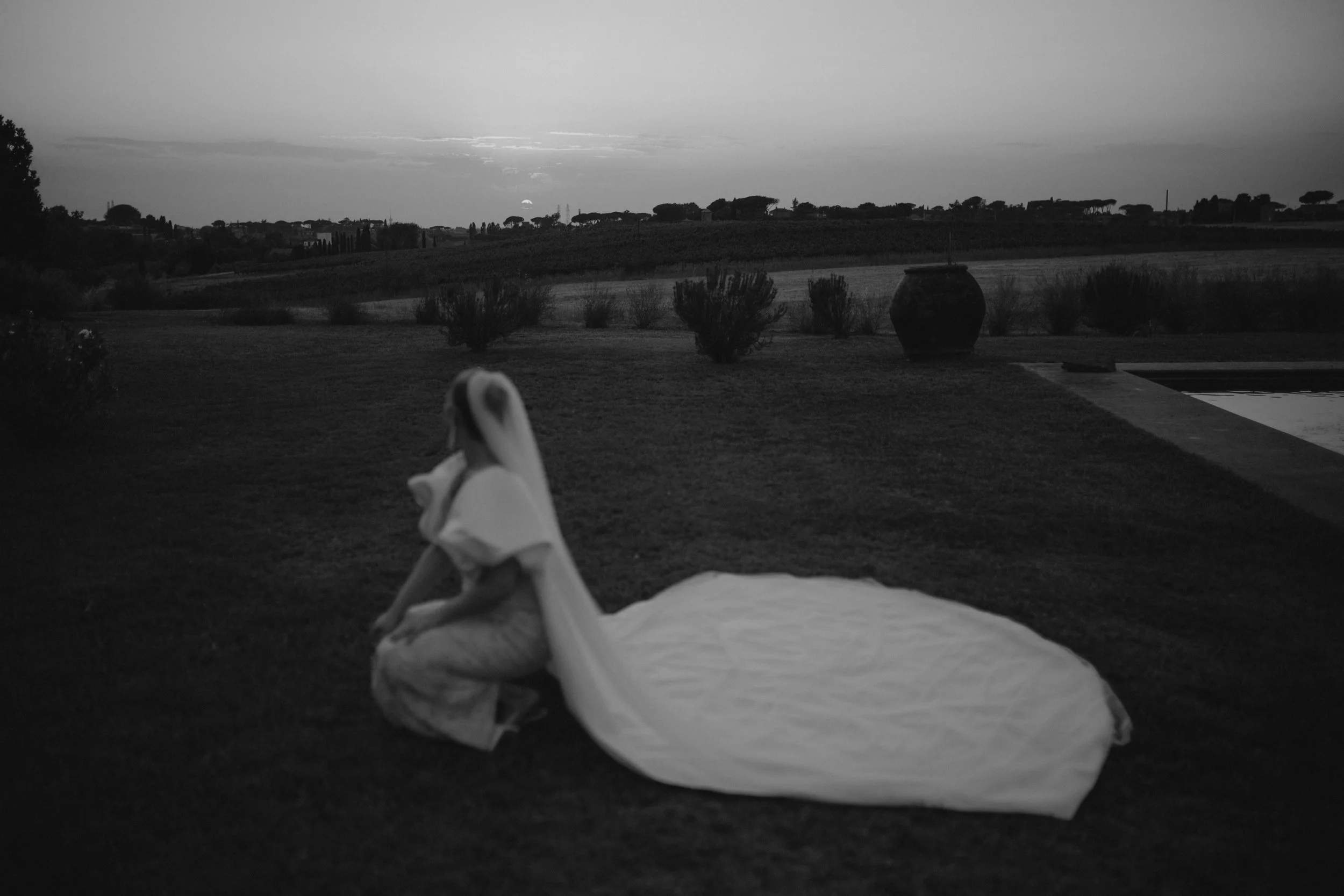 Elegant destination wedding dinner and couple portraits at Casale del Gallo near Rome, with long outdoor tables, natural floral styling and warm Italian evening light.