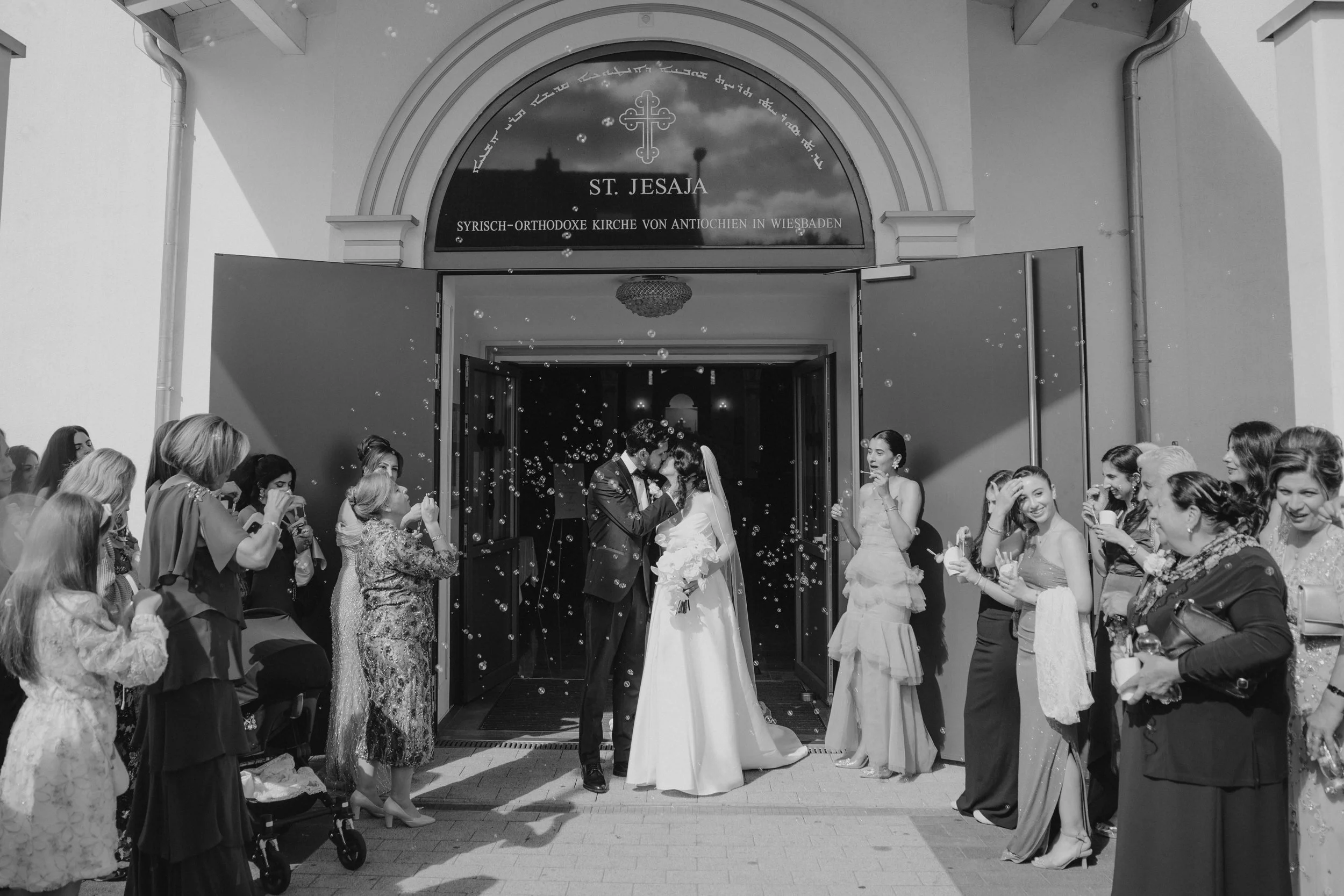 A joyful summer afternoon at the exclusive Morrhof Piazza Toscana, where celebration begins early. Surrounded by warm sunlight, guests gather for music, dancing and heartfelt moments. The iconic first dance on the pool creates a striking contrast of 