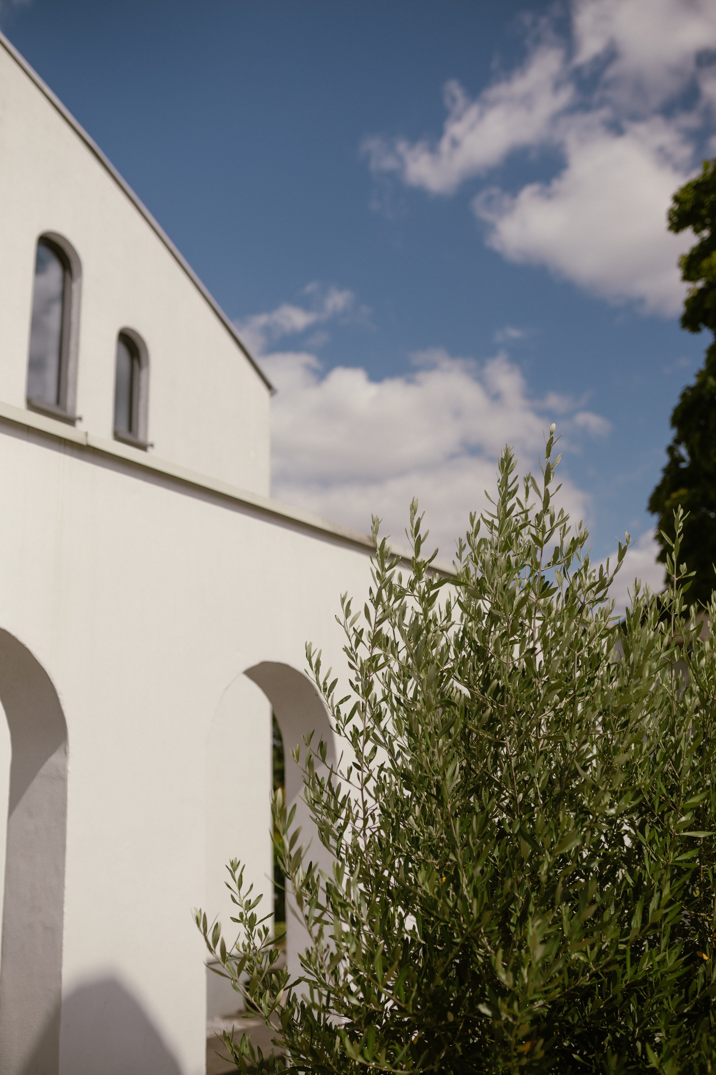 A joyful summer afternoon at the exclusive Morrhof Piazza Toscana, where celebration begins early. Surrounded by warm sunlight, guests gather for music, dancing and heartfelt moments. The iconic first dance on the pool creates a striking contrast of 