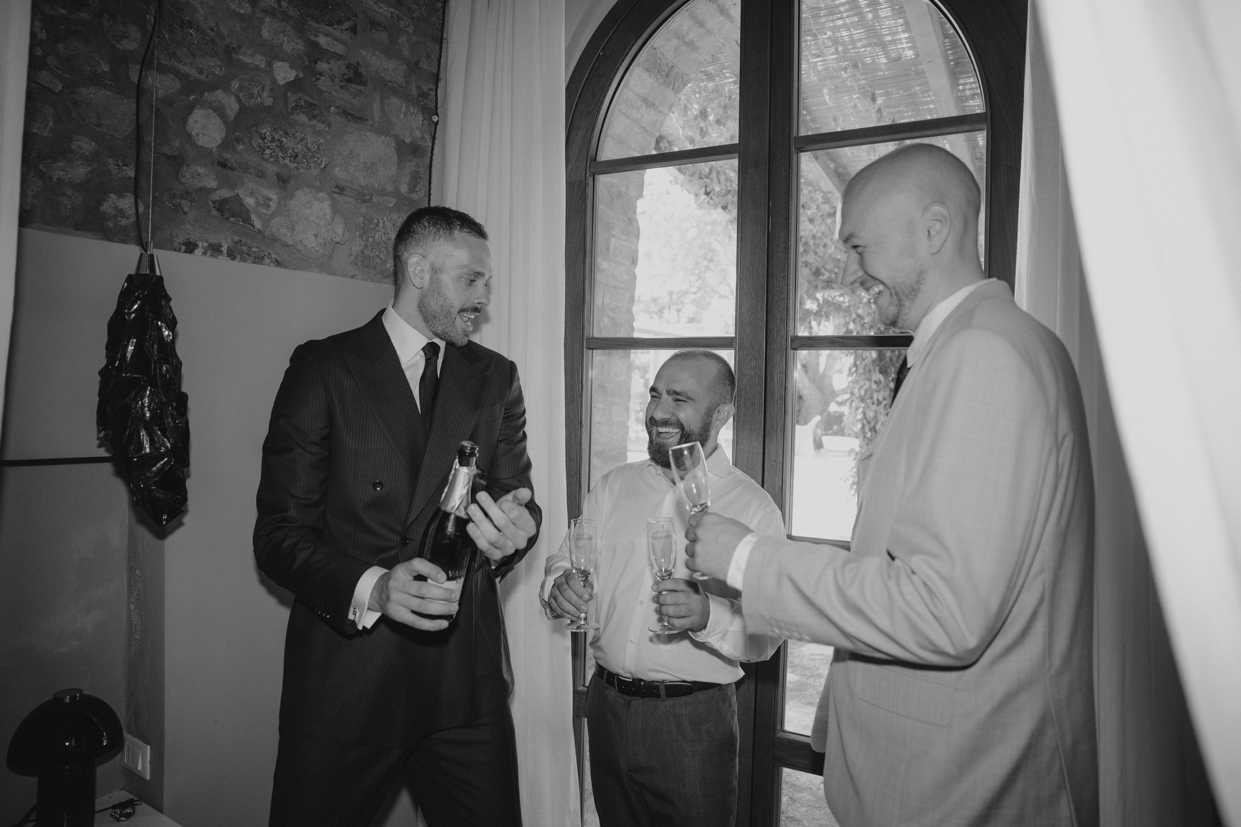 Elegant Tuscany wedding getting ready at Pieve di San Giovanni in Lustignano, with Elisa and Jonas preparing for their wedding surrounded by close friends and family.