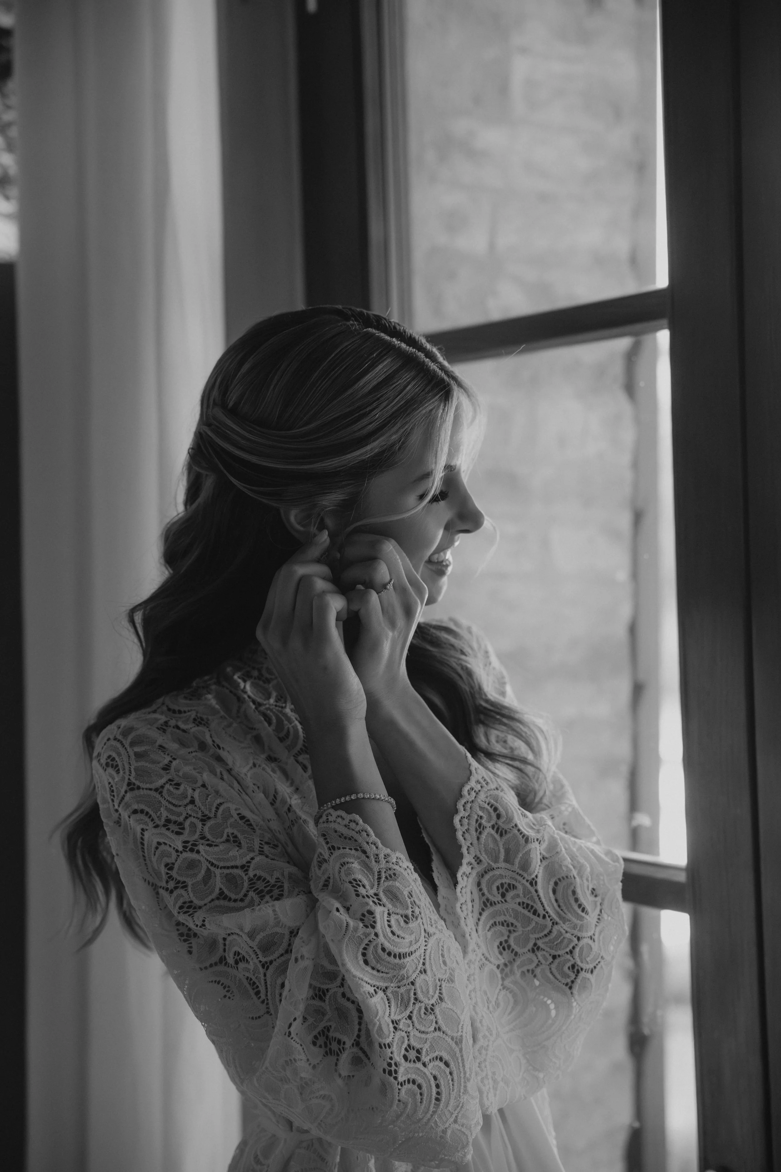 Elegant Tuscany wedding getting ready at Pieve di San Giovanni in Lustignano, with Elisa and Jonas preparing for their wedding surrounded by close friends and family.