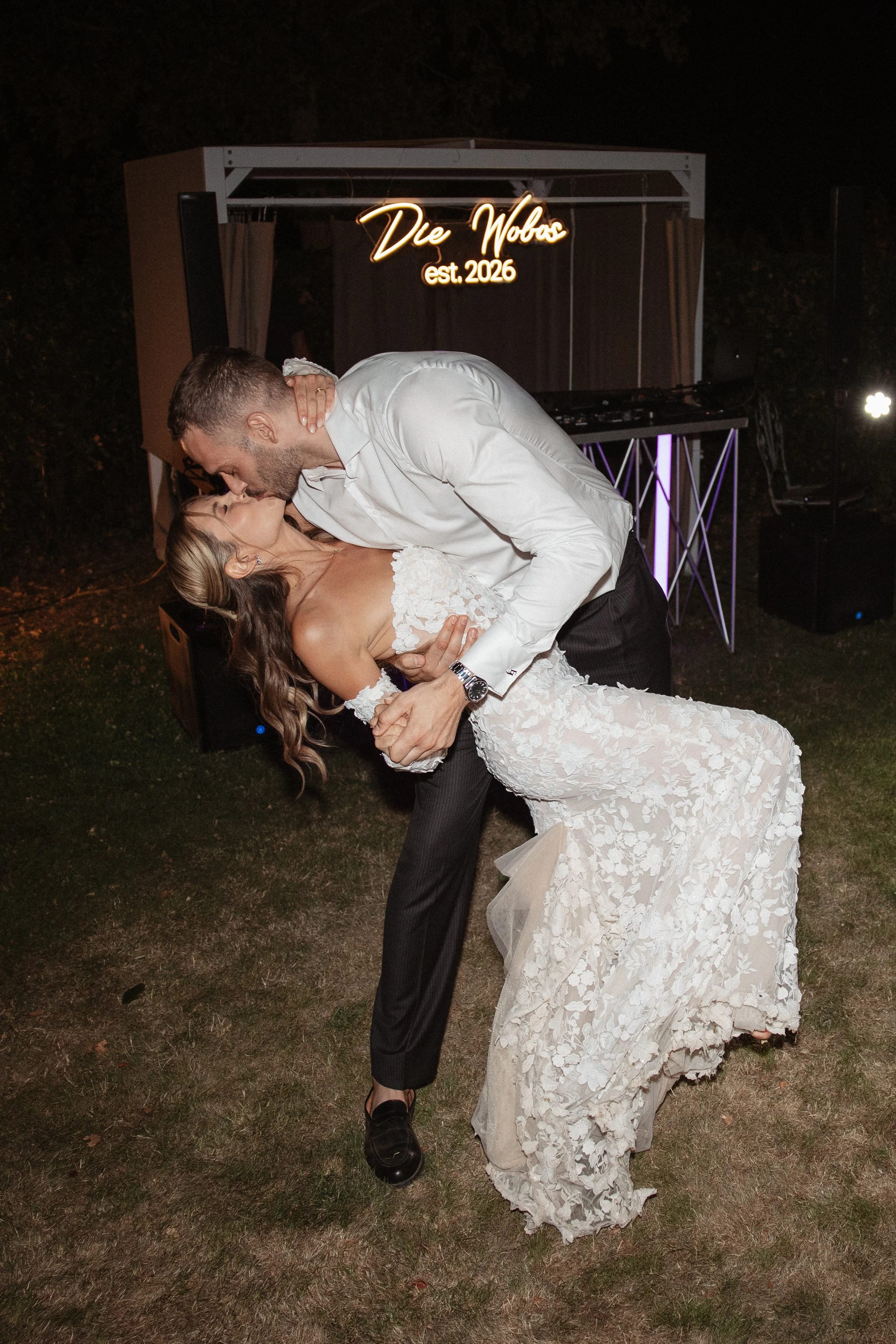 Relaxed Tuscany wedding party with Elisa and Jonas and their closest friends, celebrating with music, dancing and an unforgettable summer atmosphere in Italy.