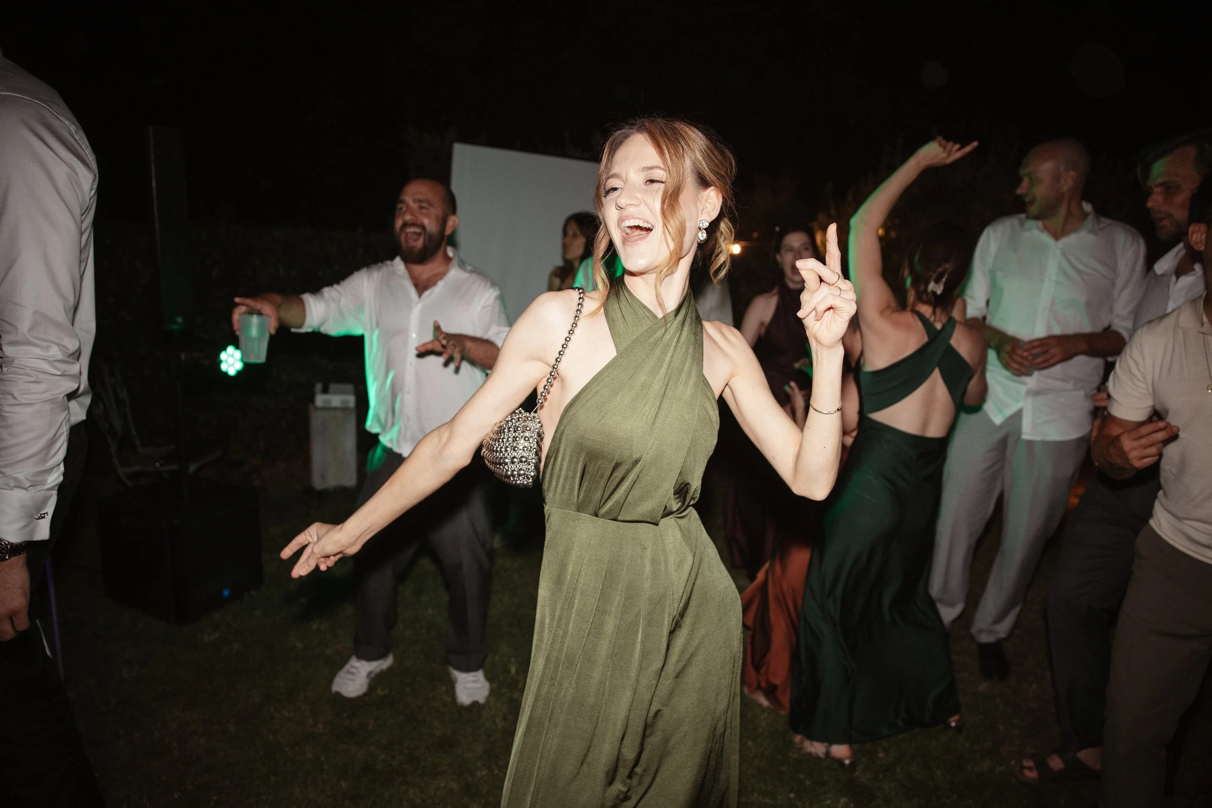 Relaxed Tuscany wedding party with Elisa and Jonas and their closest friends, celebrating with music, dancing and an unforgettable summer atmosphere in Italy.