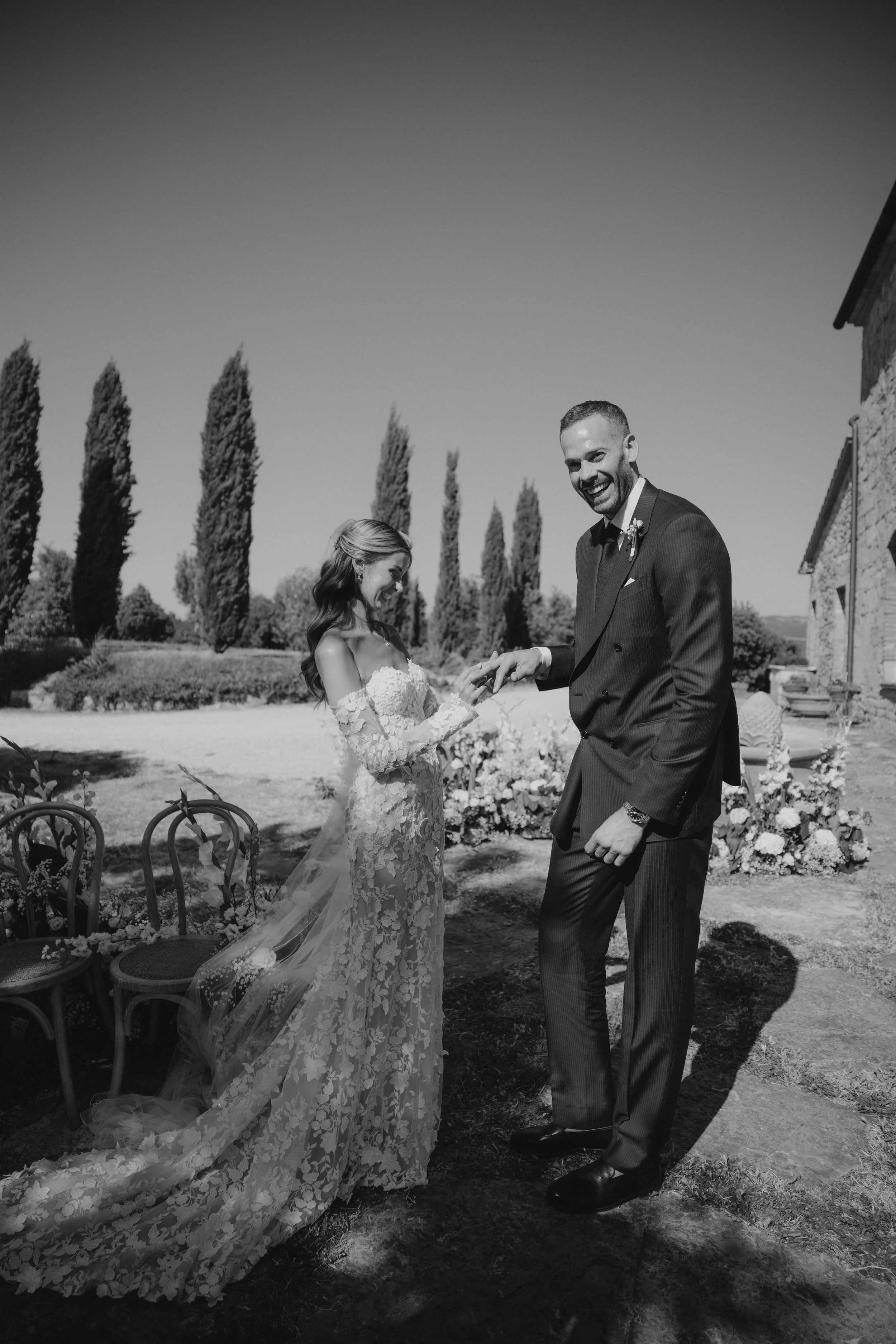 Elegant Tuscany wedding ceremony at Pieve di San Giovanni in Lustignano, surrounded by the Italian countryside, natural greenery and close family and friends.