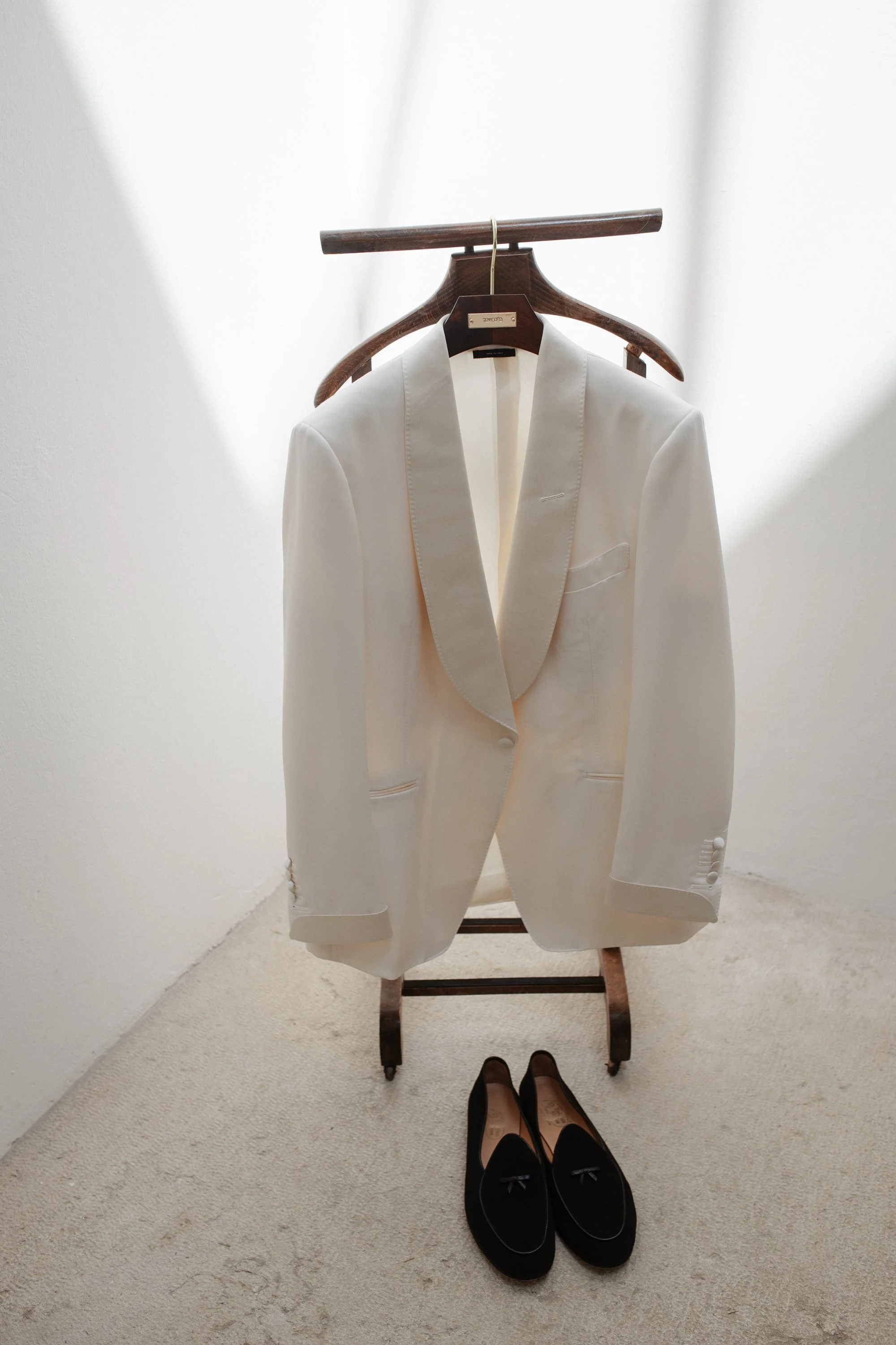 Elegant wedding getting ready at Villa Rizzardi in Verona, with Alisha and Fabian preparing for their luxury Italian wedding in a relaxed and intimate atmosphere.