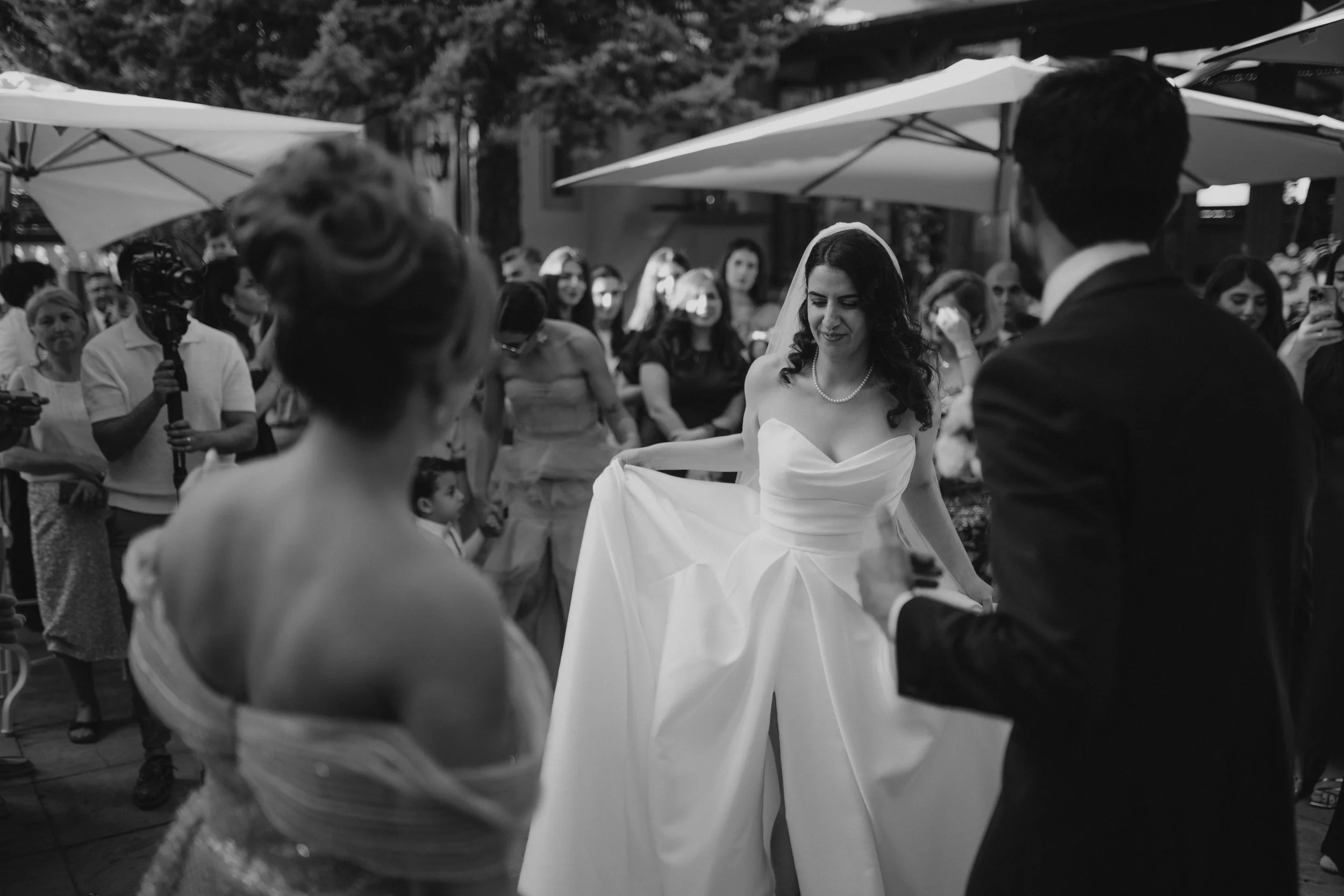 A joyful summer afternoon at the exclusive Morrhof Piazza Toscana, where celebration begins early. Surrounded by warm sunlight, guests gather for music, dancing and heartfelt moments. The iconic first dance on the pool creates a striking contrast of 