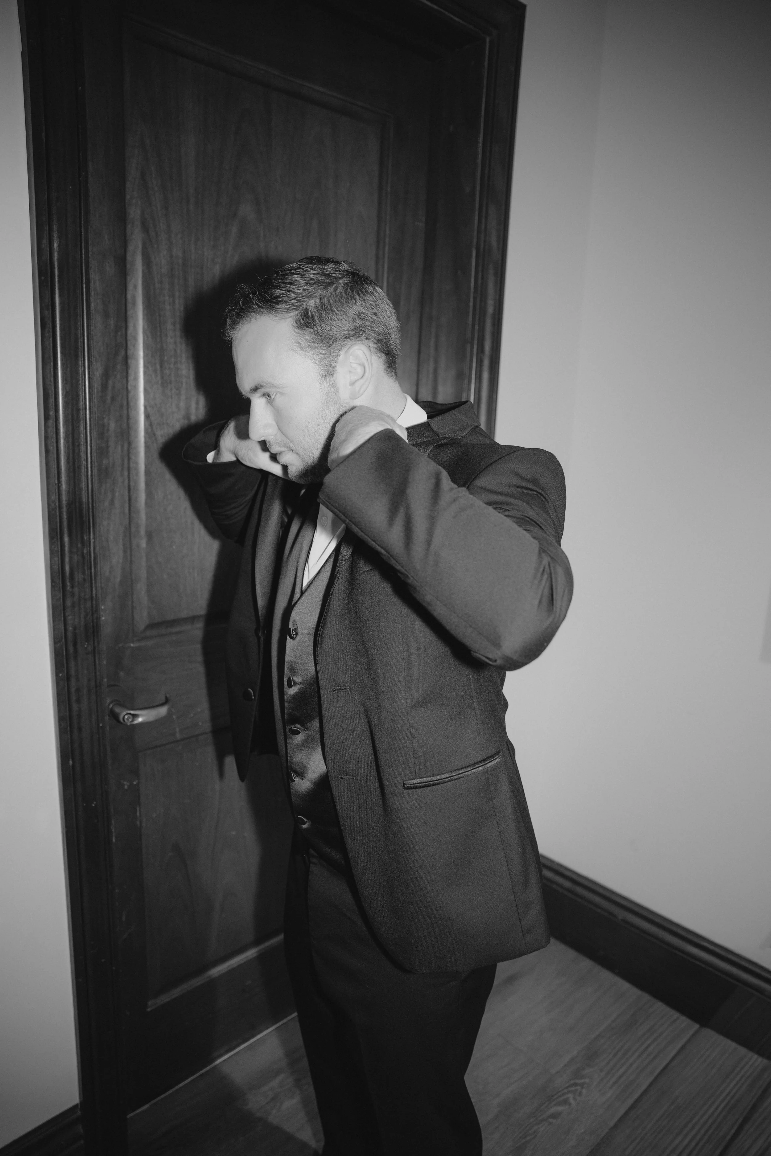 The day began with a calm yet joyful energy at Winchester Estate. The Getting Ready moments felt intimate, emotional, and full of anticipation. Maya wore an elegant Essence of Australia wedding dress, styled timelessly and effortlessly, while her bri