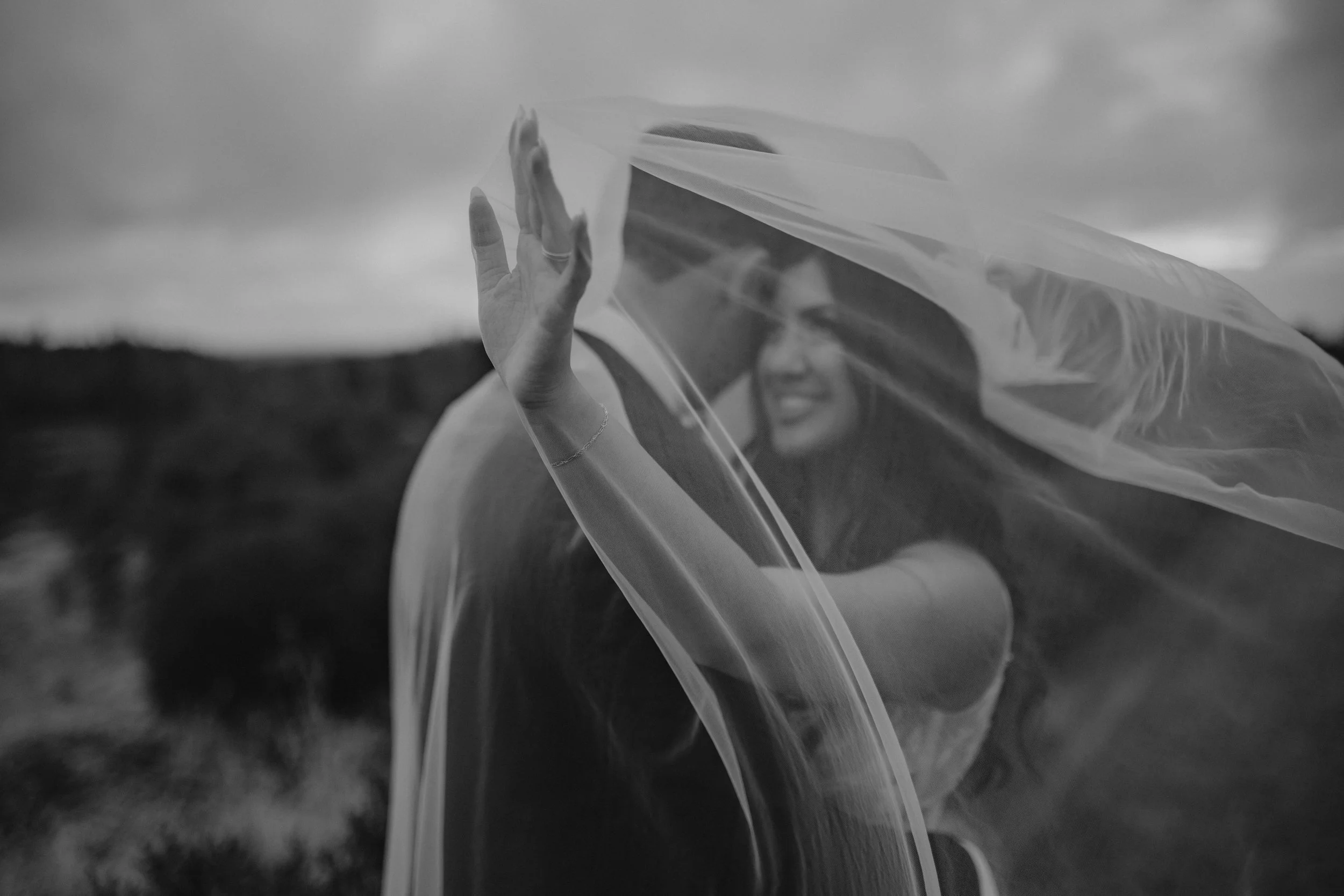 The reception continued the elegant and exclusive atmosphere with beautifully styled tables, soft lighting, and refined details. Dinner was accompanied by heartfelt speeches from family and friends, blending emotion, laughter, and warmth. During suns