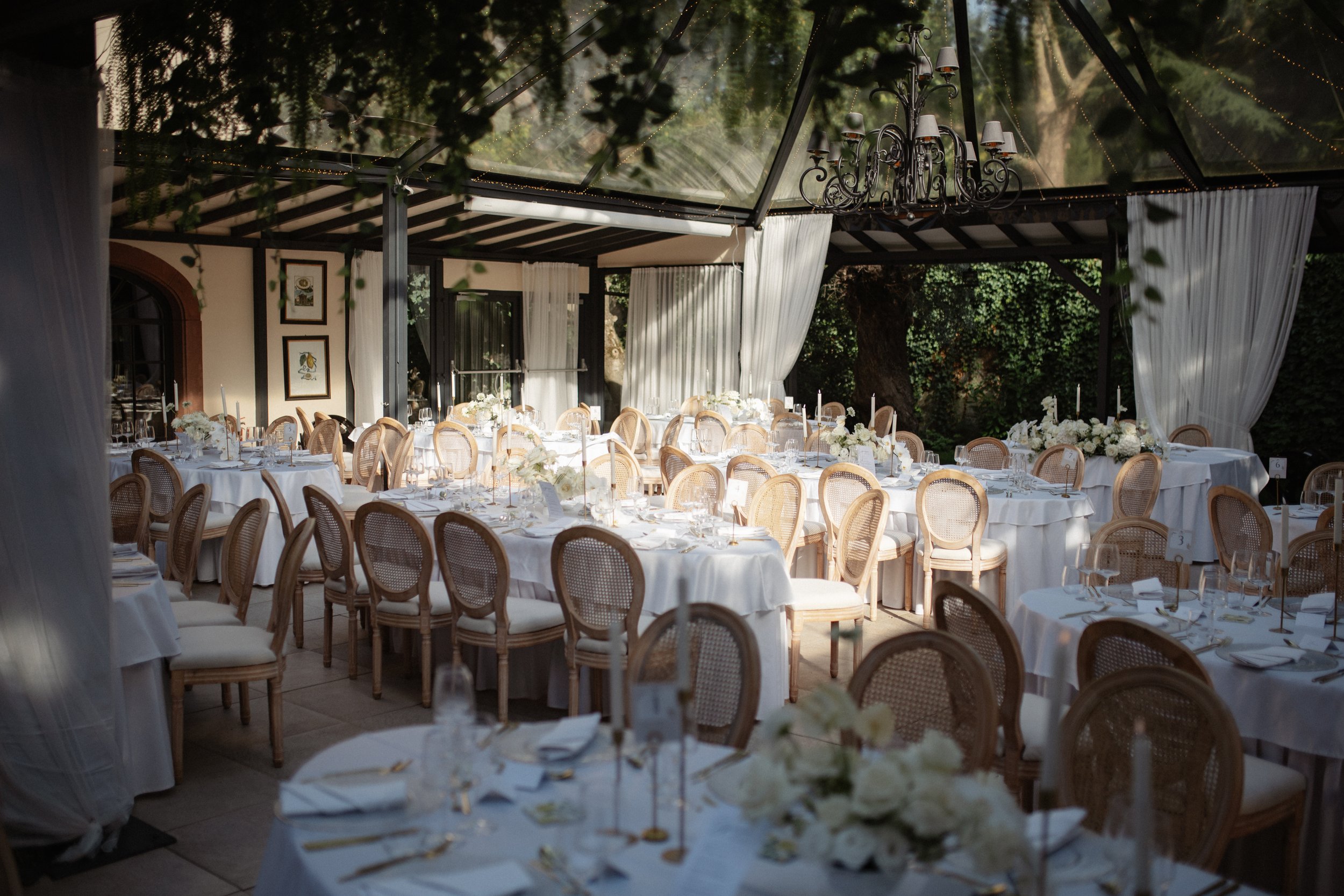 A joyful summer afternoon at the exclusive Morrhof Piazza Toscana, where celebration begins early. Surrounded by warm sunlight, guests gather for music, dancing and heartfelt moments. The iconic first dance on the pool creates a striking contrast of 