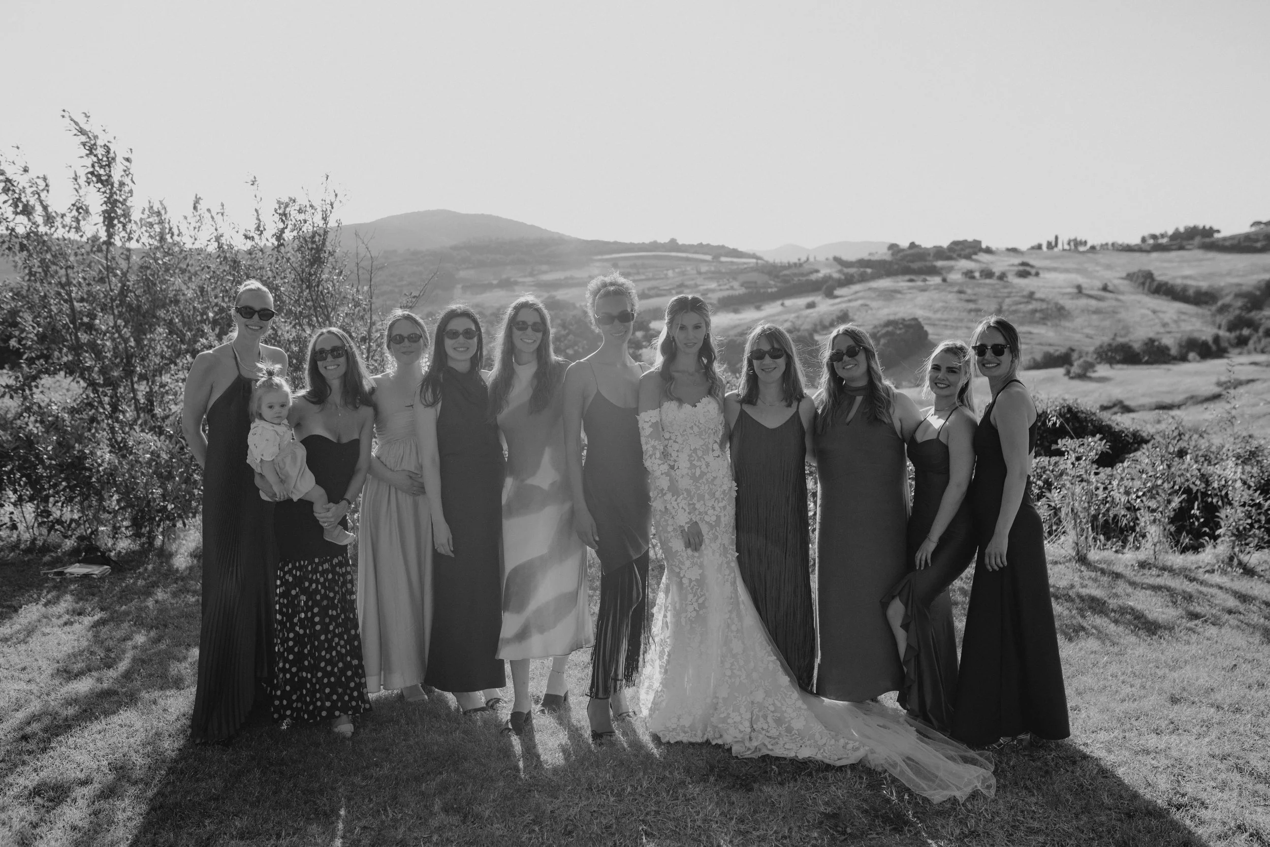 Relaxed and elegant Tuscany wedding dinner under the open sky, with natural white and green wedding styling, long summer evenings and an intimate atmosphere.