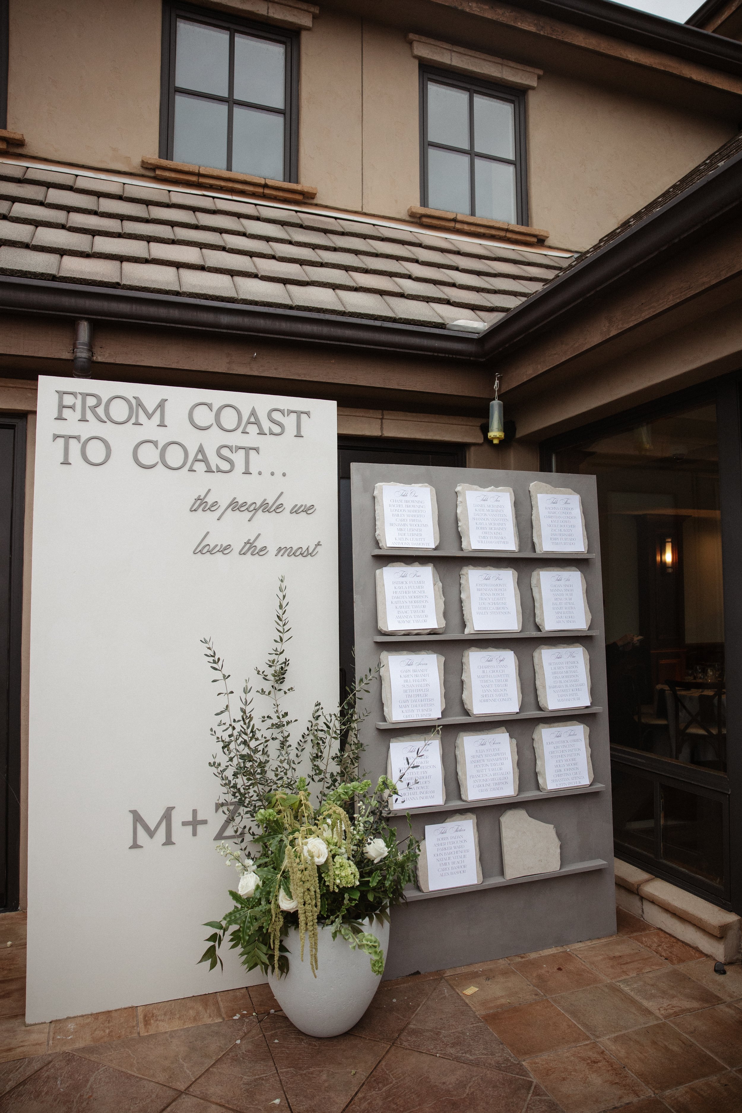 The reception continued the elegant and exclusive atmosphere with beautifully styled tables, soft lighting, and refined details. Dinner was accompanied by heartfelt speeches from family and friends, blending emotion, laughter, and warmth. During suns