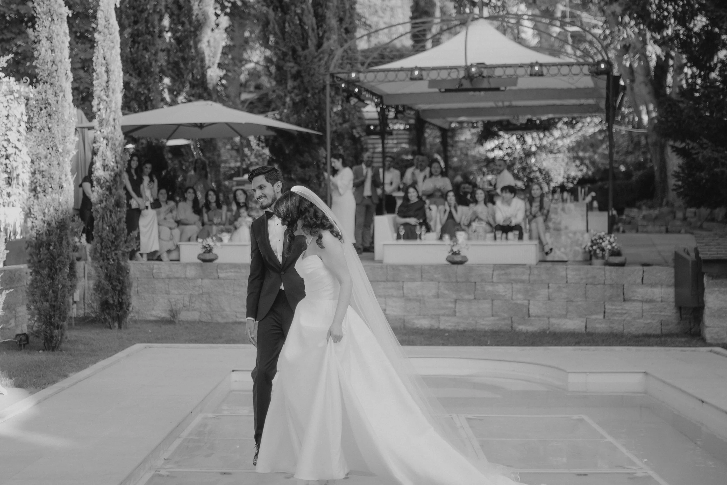 A joyful summer afternoon at the exclusive Morrhof Piazza Toscana, where celebration begins early. Surrounded by warm sunlight, guests gather for music, dancing and heartfelt moments. The iconic first dance on the pool creates a striking contrast of 